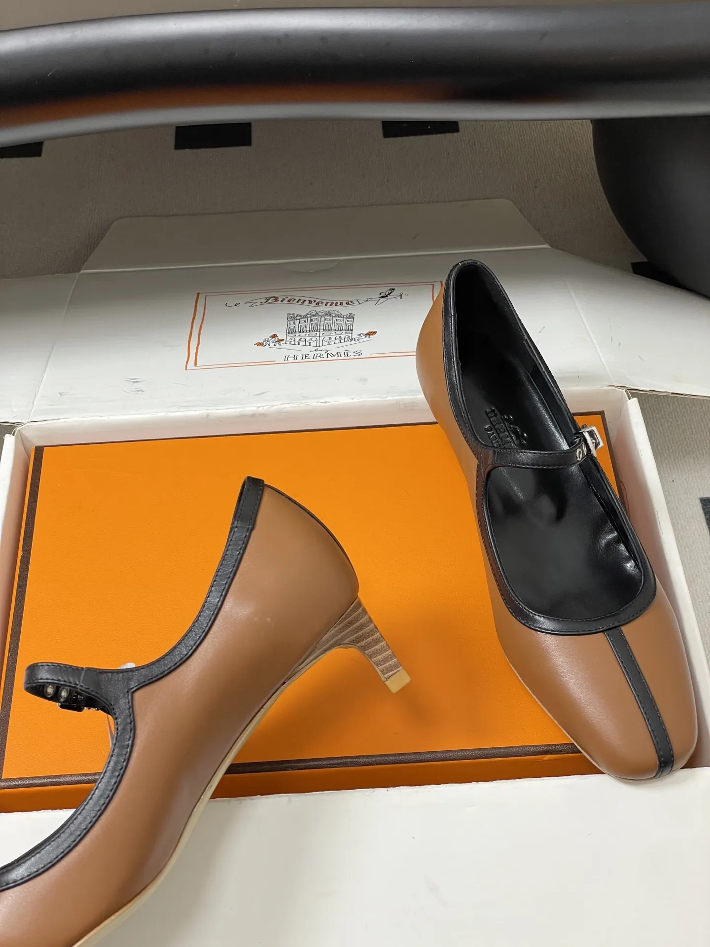 p330-顶级品质 Hermes 爱马仕🐎 H家25s早秋新款 Lilibeth 40高跟鞋 芭蕾舞鞋玛丽珍小猫跟单鞋 Toscan小牛皮高跟鞋，搭配标志性&lsquo;H&rsquo;鞋扣和撞色滚边。打造精致柔美造型。 尖头设计经典且时尚，能够在视觉上拉长腿部线条，使双脚看起来更加修长。鞋面上有一条细长的鞋带，增加了鞋子的层次感和设计感。鞋带上配有一个精致的金属扣装饰，为整体造型增添了一丝亮点和时尚感。 这双鞋整体风格简约而不失优雅，融合了经典与时尚元素。主色调使其具有很强的百搭性，无论是搭配正式的服装还是休闲的服饰，都能展现出不同的风格魅力。 鞋面：小牛皮/定制真丝绒 内里垫脚：小羊皮 鞋底：意大利A级真皮大底 跟高：4cm 码数：35-39（40.41.42 定做不退换）