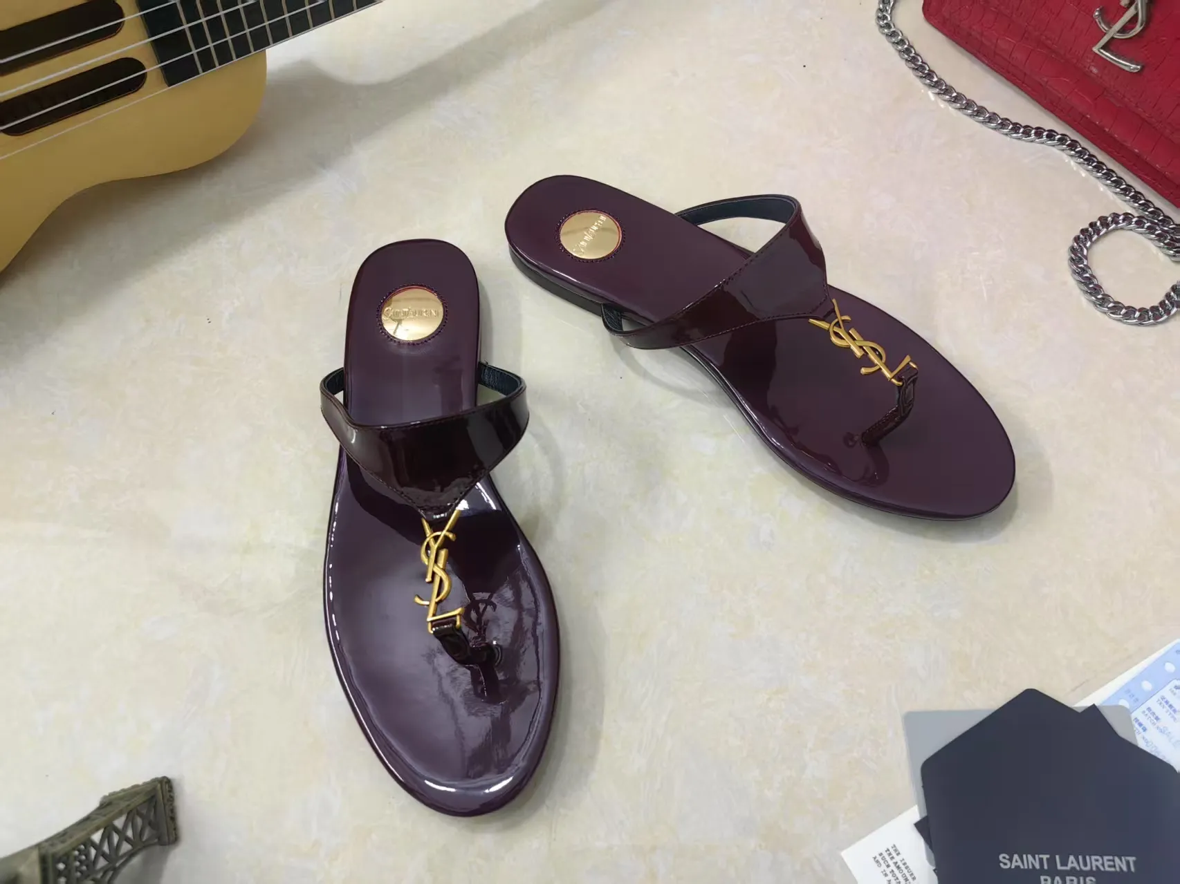 💰220【Saint Laurent】圣罗兰、平板夹脚凉鞋💃2025早春专柜同步最新款、YSL、Logo字母钻扣装饰👠 经典上乘美艳力作 专柜最火春夏系列 兼备气质 时尚 经典耐看的设计风格 😌上脚效果特别美〰️饰扣金色扣，材料采用🇮🇹意大利进口小黑牛，黑漆皮，卡其色经典工艺，、内里、垫脚；绵羊皮、 码数34-41码（34.41./42要定做，不退换）大底；进口真皮大底、配专柜全套包装