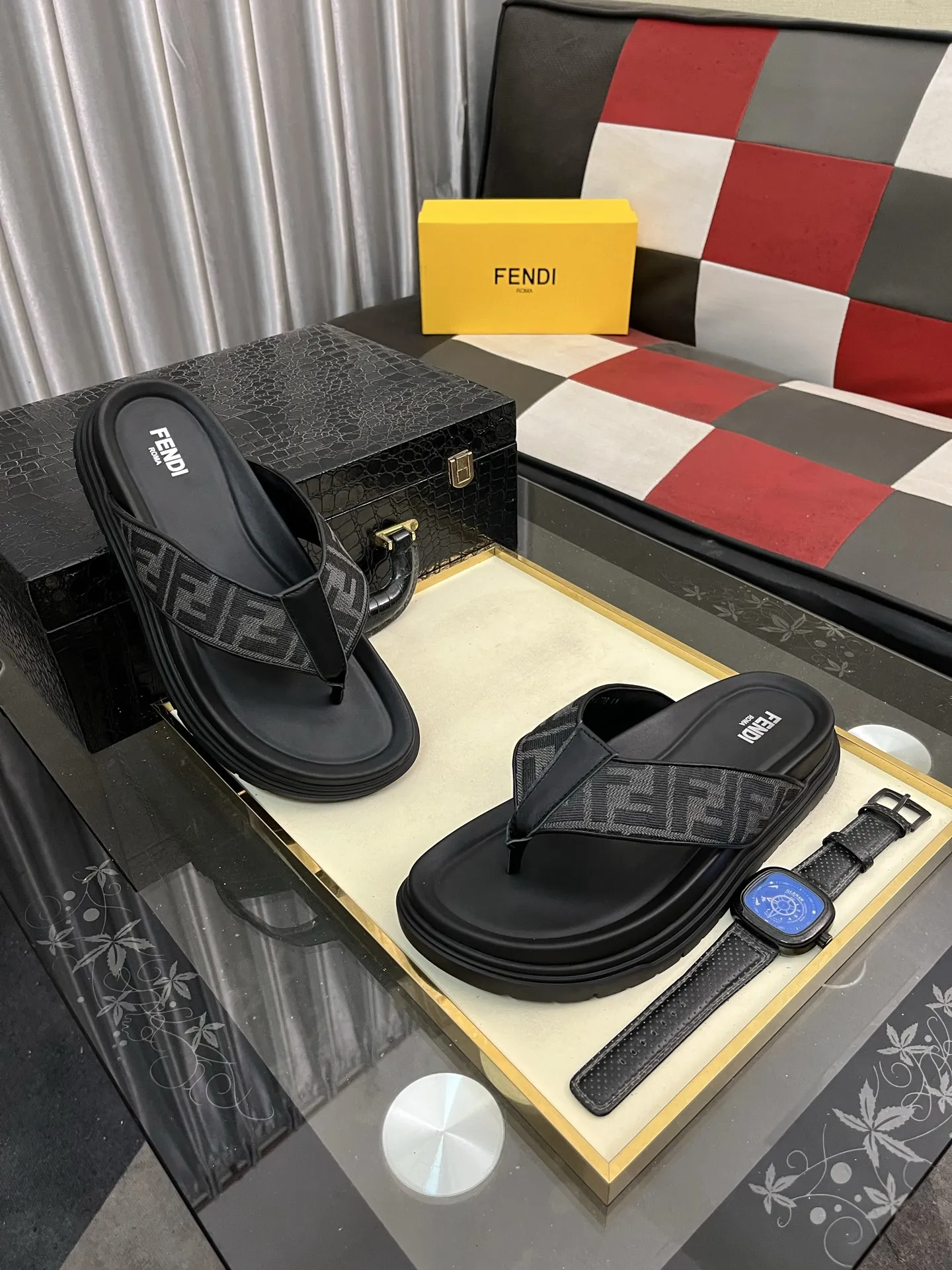 出厂价：180⌚️⌚️芬迪顶级代购🇮🇹 芬 炸街男神春夏拖鞋专柜同步，鞋面意大利进口牛皮搭配标志布面料，高品质复杂拼接工艺品，鞋底：原厂特供原版底，独家活动成型底超级舒适，原厂跟单货，🔍🔍高品质，可随意进出专柜，欢迎对比，码数 38-45