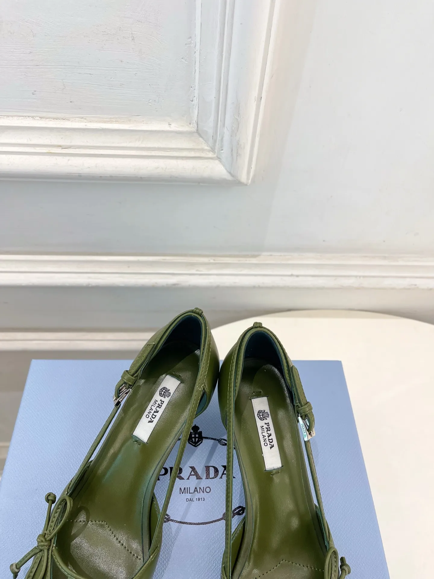 PRADA 普拉达 26𝐬𝐬 🌈2026春夏新品 专柜走秀款 尖头小猫跟蝴蝶结中空凉鞋 系列〰 ◽鞋面：原版高定制小羊皮/牛漆皮 ◽️ 内里：进口水染羊皮 ◽大底：原版意大利真皮大底 ◽️ 跟高：5.5cm/7.5cm ◽鞋码: 35-39（40.41.定做不退换） ◽出厂价：💰300（配飞机盒➕10）