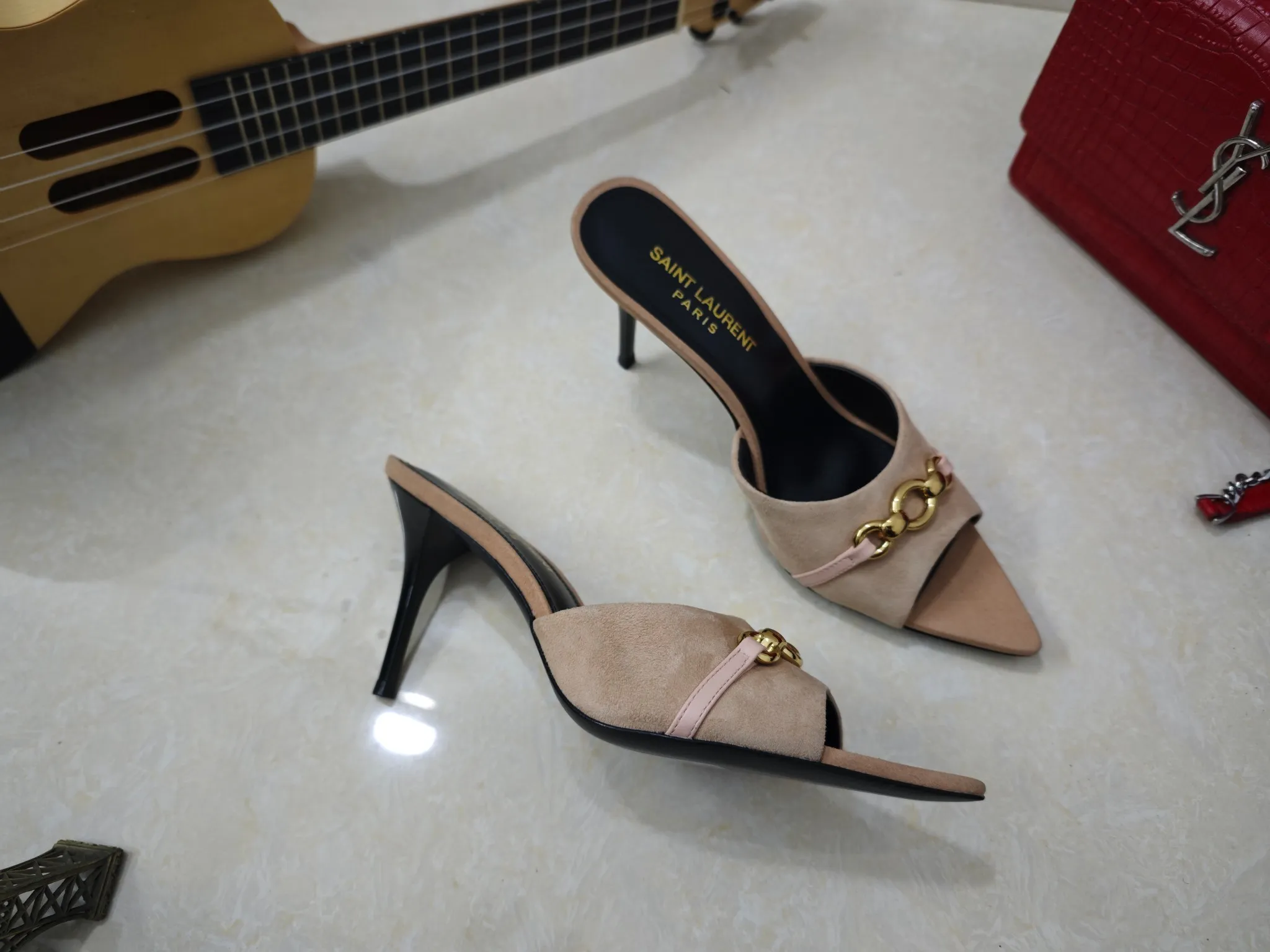 工厂价💰240【Saint Laurent】圣罗兰、细跟ysl字凉鞋💃2025早春专柜同步最新款、YSL、装饰👠 经典上乘美艳力作 专柜最火春夏系列 兼备气质 时尚 经典耐看的设计风格 😌上脚效果特别美〰️，材料采用🇮🇹意大利进口黑羊猄、内里、垫脚；绵羊皮、中跟凉鞋，码数35-41码（34.41.42要定做，不退换）大底；进口真皮大底、配专柜全套包装