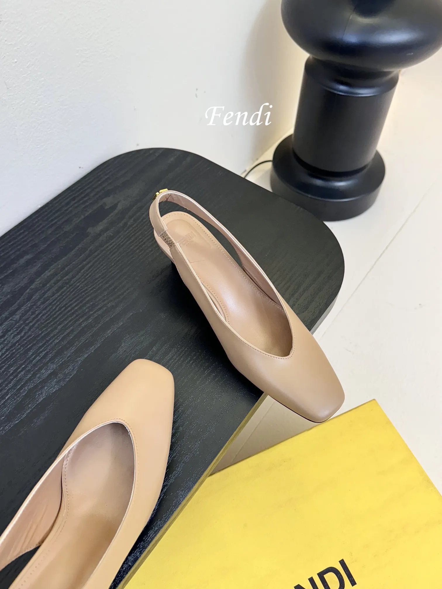 💰265 芬迪Fendi高跟鞋，小女人超闪blingbling白富美感觉来袭。 任何一款鞋履上脚，blingbling的超闪小女人就提现出来啦!穿着很舒适显脚的柔美线条不绷脚，颜色很艳丽没错啦!超显年轻的不分年龄均可穿着，上脚便是富家千金归来！！ 📒📒📒📒📒📒📒📒📒📒📒 当季新品，众所周知，Fendi鞋子永远设计为高级感满满的，高端大气上档次且百搭永不过时，时尚潮流追随的脚步却无法落下，每个小女子一生都必须拥有一双F家时装跟鞋。 💪💪💪💪💪💪💪💪💪💪💪 🔰面料：纳帕牛皮材质。 🔰大底采用高真原色意大利牛皮底，4,5cm高跟。 🔰内里和垫脚为意制混种绵羊皮。👠 🔰size：35/39（34 40 41 42订做）。 🔰颜色：官方多色系，正品所有颜色均可下单制作。