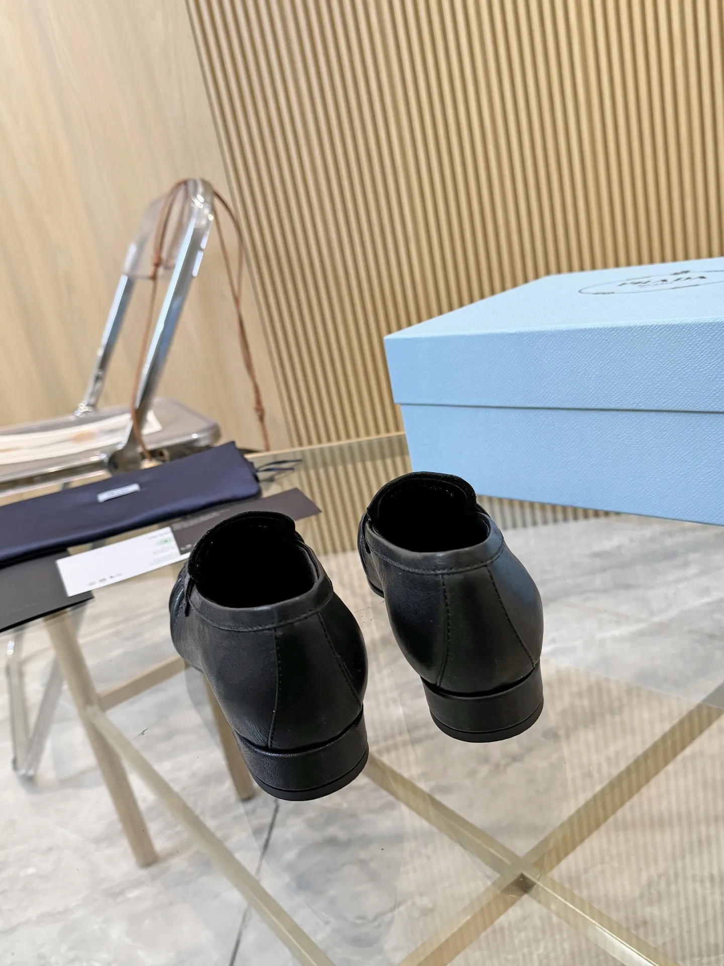 P250.皮面+20 size:35-42(41.42定制) 普拉达褶皱乐福鞋,深棕皮革+褶皱设计,复古又时髦!鞋面柔软,平底超舒适,通勤休闲都能轻松驾驭 。金属Logo点缀,品牌感满满,英伦风一脚蹬,穿脱超方便~无论搭西装裤还是牛仔裤,都能轻松打造随性高级感,是秋冬百搭神器