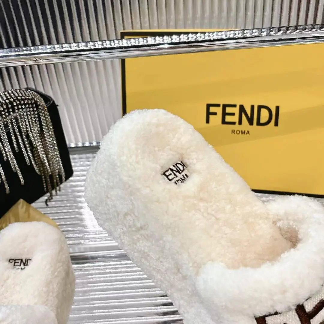 l新款 FENDI 芬迪毛毛拖，专柜原装正版原版复刻爆款来袭✨今天给你们分享这款超火的 FENDI 芬迪毛毛拖！👏 🐑采用原版羊羔毛，质感无敌，摸上去那叫一个柔软舒服，就像踩在云朵上☁️，而且真的是超级暖和 👠全真皮羊羔毛材质，尽显原版品质，从鞋面到鞋垫，每一处细节都彰显着精致与奢华。 😎上脚效果更是惊艳，不仅好看时尚，还能瞬间提升整体穿搭的格调，让你成为街头的时尚焦点。 🎁原版包装，仪式感满满。 📏码数:35 -40 码出厂价💰240元