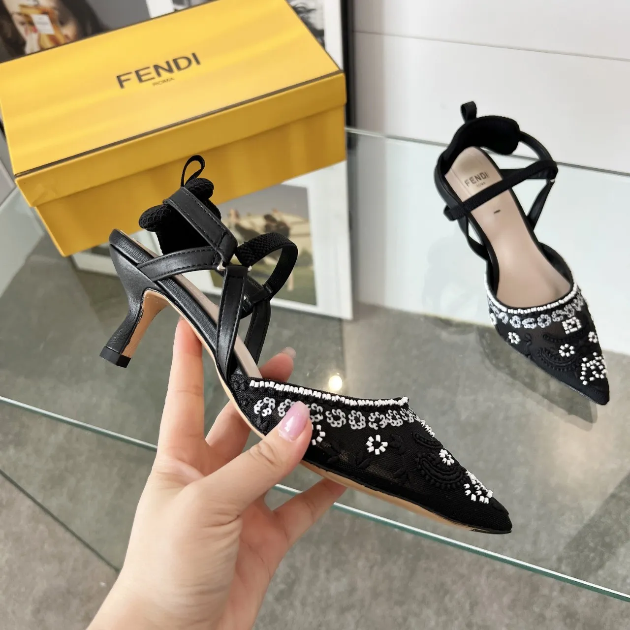 芬迪新款上线 跟高: 5.5 8.5 35-40(41、42、定做) P290芬迪新款上线 跟高: 5.5 8.5 35-40(41、42、定做) P290