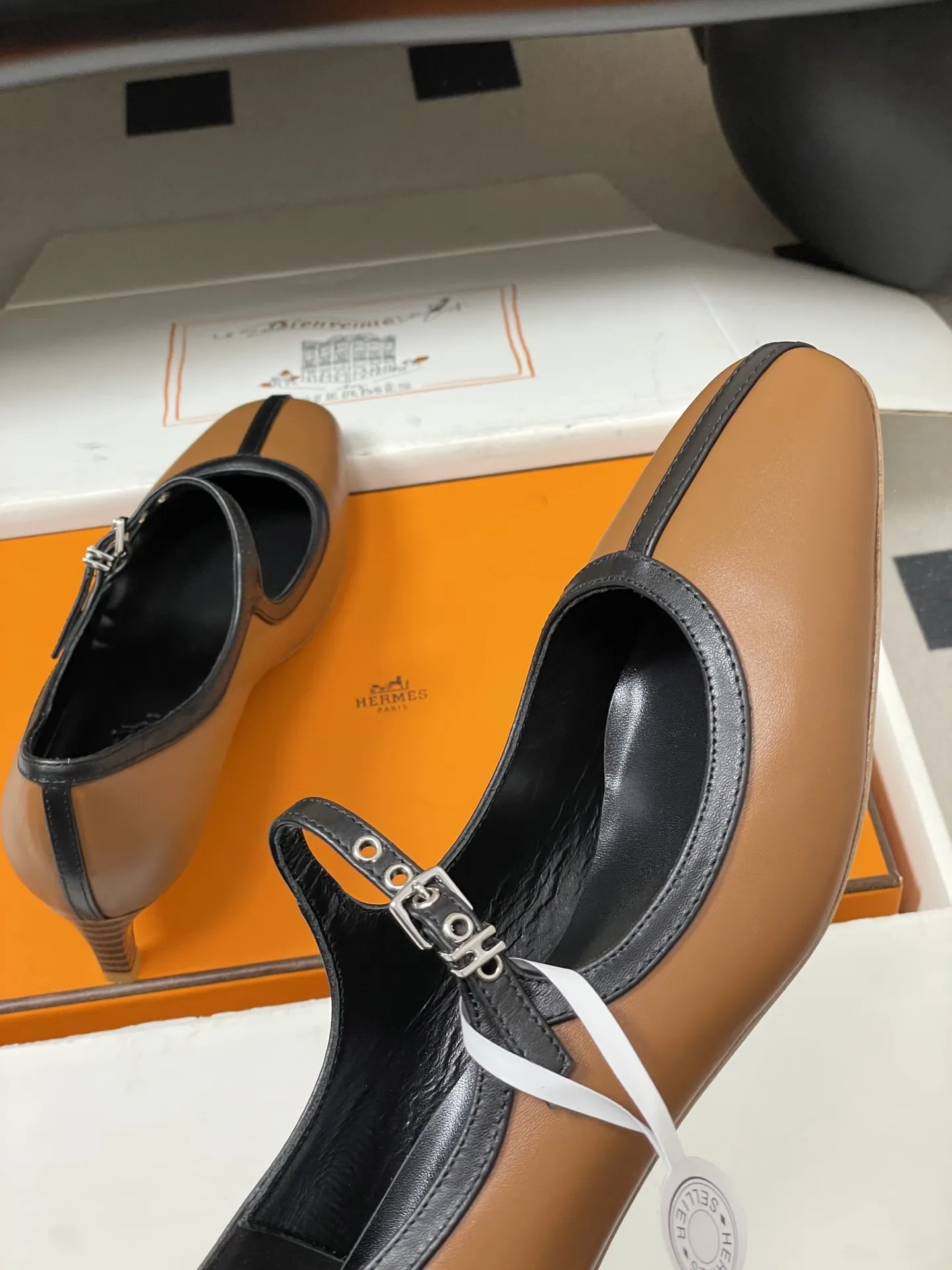 p330-顶级品质 Hermes 爱马仕🐎 H家25s早秋新款 Lilibeth 40高跟鞋 芭蕾舞鞋玛丽珍小猫跟单鞋 Toscan小牛皮高跟鞋,搭配标志性‘H’鞋扣和撞色滚边。打造精致柔美造型。 尖头设计经典且时尚,能够在视觉上拉长腿部线条,使双脚看起来更加修长。鞋面上有一条细长的鞋带,增加了鞋子的层次感和设计感。鞋带上配有一个精致的金属扣装饰,为整体造型增添了一丝亮点和时尚感。 这双鞋整体风格简约而不失优雅,融合了经典与时尚元素。主色调使其具有很强的百搭性,无论是搭配正式的服装还是休闲的服饰,都能展现出不同的风格魅力。 鞋面:小牛皮/定制真丝绒 内里垫脚:小羊皮 鞋底:意大利A级真皮大底 跟高:4cm 码数:35-39(40.41.42 定做不退换)