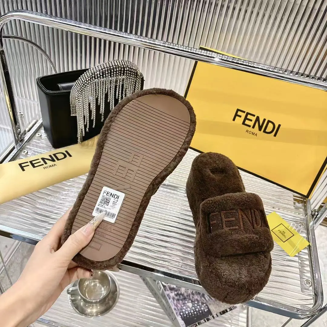 l新款 FENDI 芬迪毛毛拖，专柜原装正版原版复刻爆款来袭✨今天给你们分享这款超火的 FENDI 芬迪毛毛拖！👏 🐑采用原版羊羔毛，质感无敌，摸上去那叫一个柔软舒服，就像踩在云朵上☁️，而且真的是超级暖和 👠全真皮羊羔毛材质，尽显原版品质，从鞋面到鞋垫，每一处细节都彰显着精致与奢华。 😎上脚效果更是惊艳，不仅好看时尚，还能瞬间提升整体穿搭的格调，让你成为街头的时尚焦点。 🎁原版包装，仪式感满满。 📏码数:35 -40 码出厂价💰240元