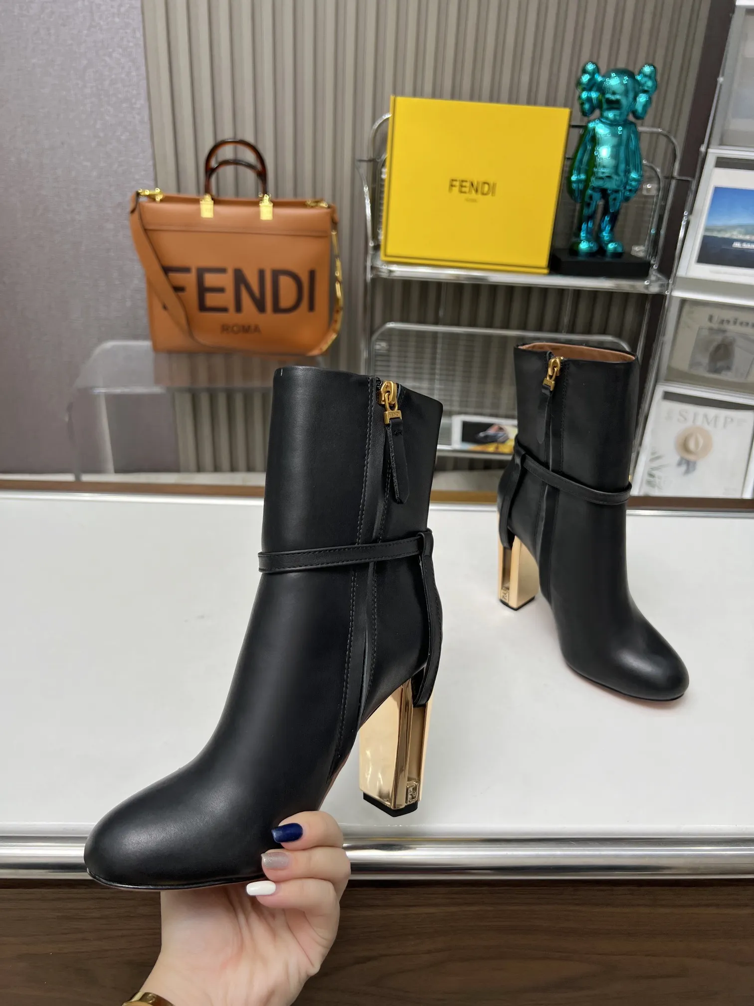 芬迪走秀新款 🔥🔥🔥 此款2穿设计 皮条扣子是可以拆卸的。✌️✌️✌️光面时尚简约。扣面高贵气质。真正的百搭款🤩🤩🤩 面料：小牛皮 内里：混种羊 颜色：黑色、米白色、棕色、杏色 大底：真皮大底 码数：35-40（41、42、43定做） 价格：350