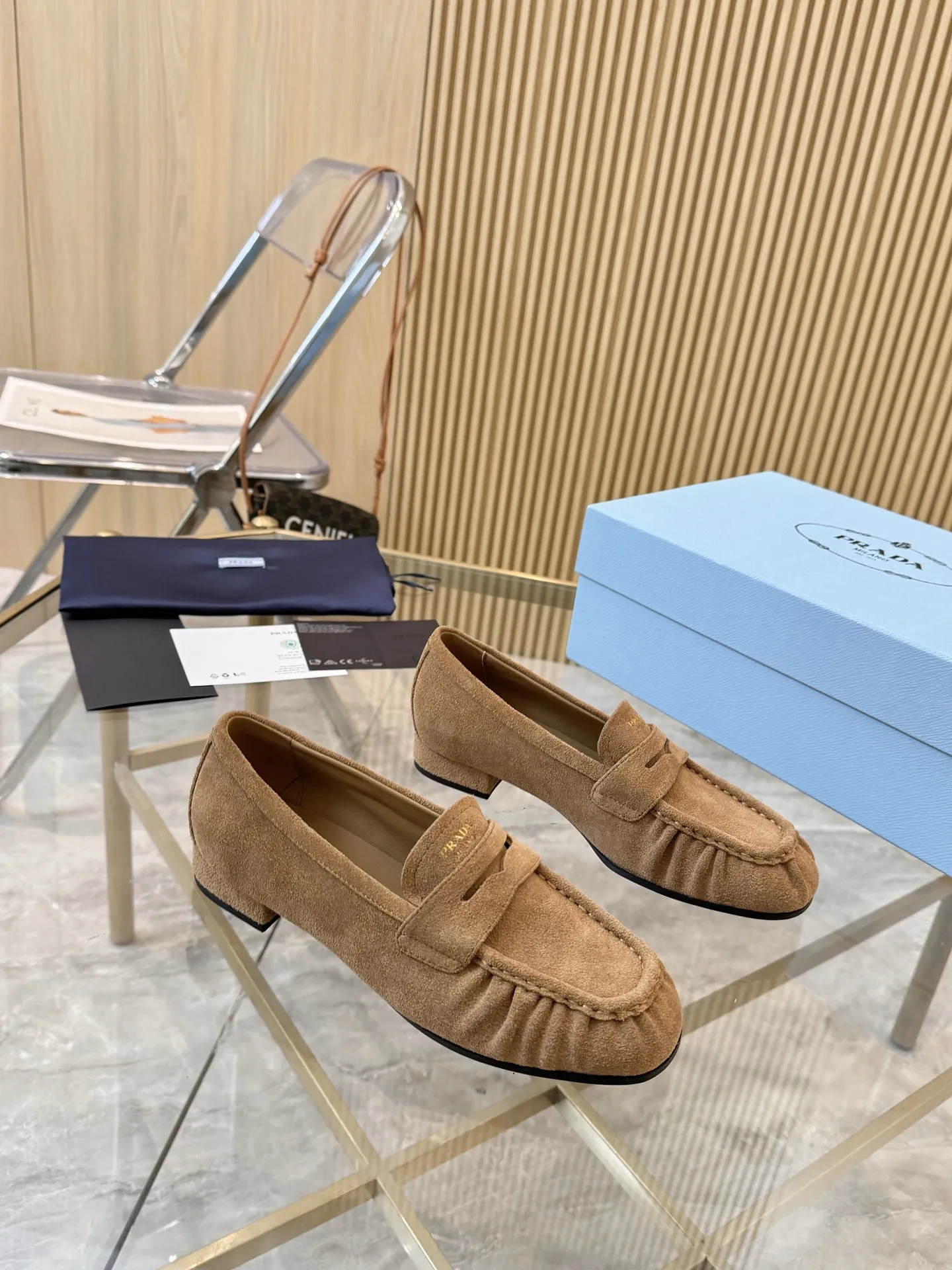 P250.皮面+20 size:35-42（41.42定制） 普拉达褶皱乐福鞋，深棕皮革+褶皱设计，复古又时髦!鞋面柔软，平底超舒适，通勤休闲都能轻松驾驭 。金属Logo点缀，品牌感满满，英伦风一脚蹬，穿脱超方便~无论搭西装裤还是牛仔裤，都能轻松打造随性高级感，是秋冬百搭神器