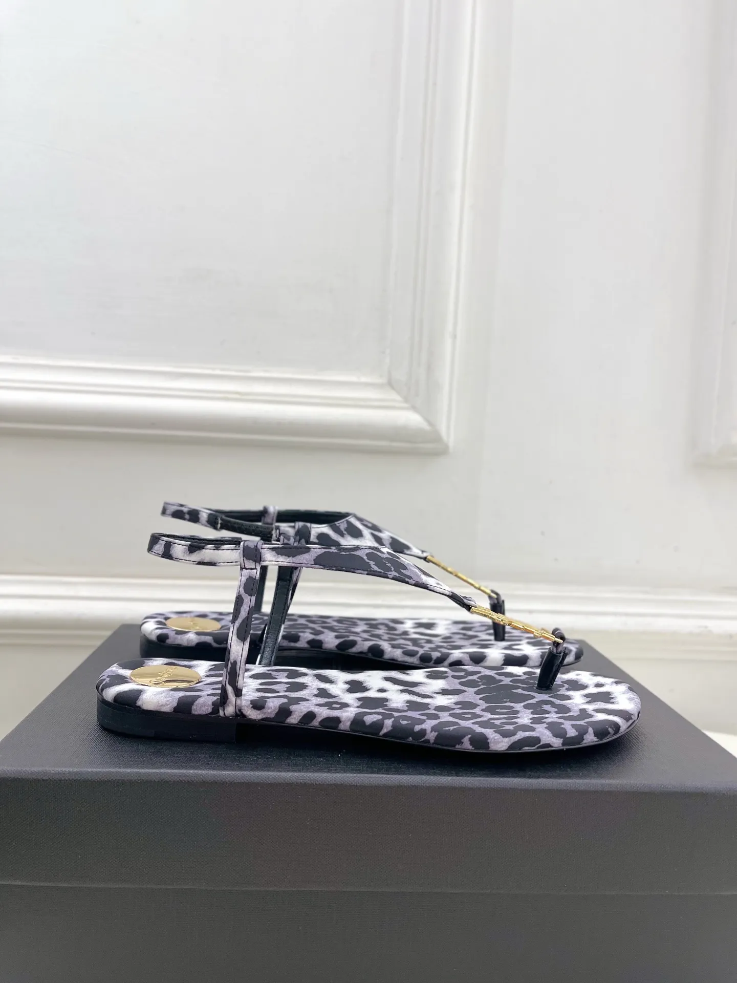 SAIN*LAURENT 圣罗兰 2025早春新品 YSL 夹脚凉鞋上新☑️ —————————————— 顶级版‼️YSL超美的一款 以全新的诠释方式首发!极简主义风格 设计超级修饰腿型 复古时髦风格 随意搭配都好看! 鞋面:原版定制布料 内里:进口混种羊皮 大底:意大利真皮大底 跟高:平底 码数:35-39(34、40可定做) 价格:💰250