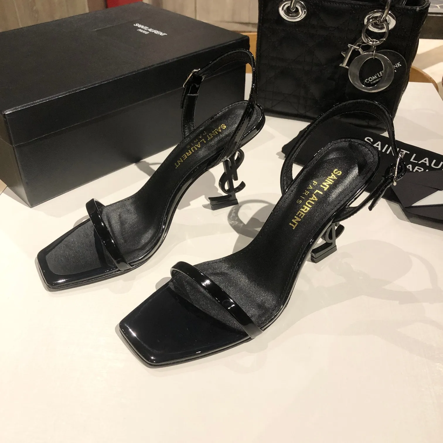 💰260「SAINT LAURENT 圣罗兰」YSL字母金属扣 烤漆YSL字母跟高跟凉鞋。特色的字母跟设计,独享不一样的风采。 ✨进口漆皮+水染羊皮里+意大利🇮🇹真皮大底。 ⚠️两种跟高:8cm,10.5cm 颜色:黑漆,黑皮,杏漆,红漆,粉色羊京 Size:35-40(40 41订做不退换)