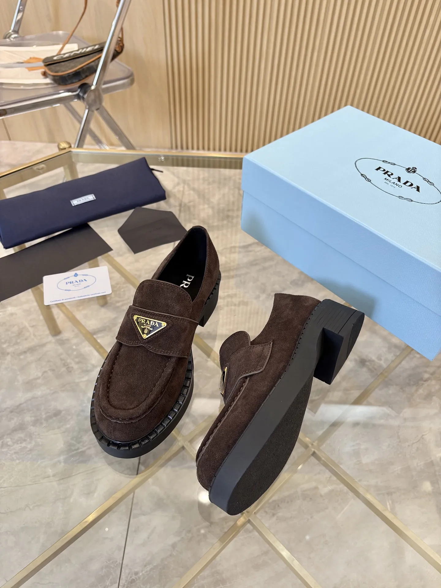 Prad顶级版本! 精品品质✅已认证💯 经典爆款prada普拉达最高版本1:1复刻。 春秋四季乐福德比鞋,经典银黑三角标, 搭配鞋面Logo微标细节,4.5cm跟高, 上脚舒适瘦腿, 引领时尚的小姐姐网红们最爱。 颜色:黑色,白色,黑/白, 鳄鱼纹,豹纹,咖啡色 包装:配专柜合格证,卡片, 纯棉布袋包装出货。 女款:34-41(34.40.41 须订做) 男款:39-46(39.45.46须订做) P S:女款240(男款加20)鳄鱼纹,马毛加10