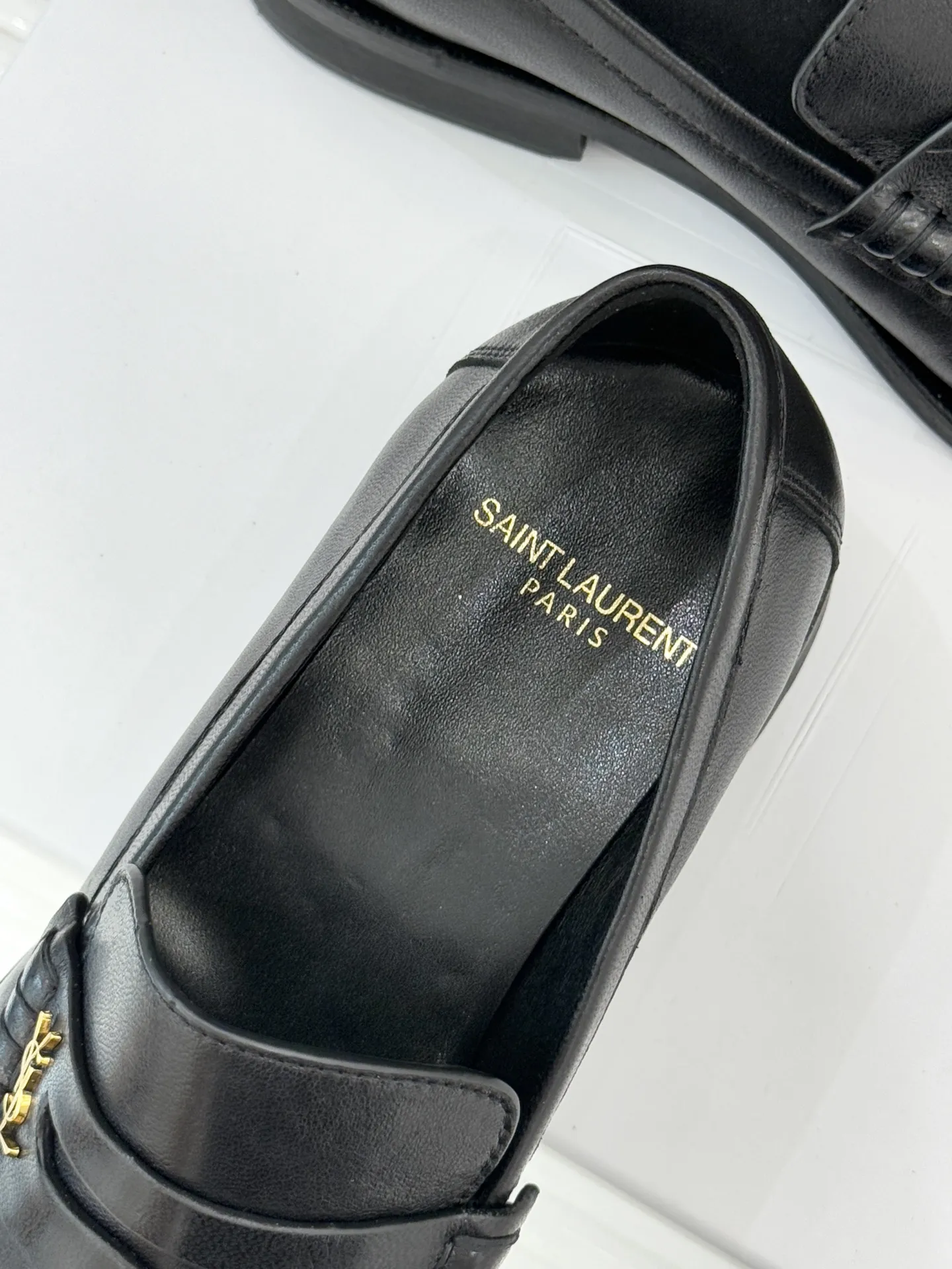 厂价💰男鞋380 Saint Lauren*圣罗兰2025YSL小logo 褶皱情侣款乐福鞋 标志性的小logo是这双鞋的灵魂所在 以低调而精致的姿态呈现于鞋身之上。 不同于张扬的大标识 它安静却醒目 用简洁线条勾勒出YSL独有的时尚DNA 在不经意间透露出品牌的深厚底蕴 鞋头的经典杏仁形设计 巧妙修饰脚型 在视觉上拉长足部线条 彰显优雅与秀气 。 情侣共赴的每一场约会 每一次出行 都因这双鞋的默契加持 成为低调又深刻的风格纪念。 面料采用原版定制皮料 内里垫脚均为羊皮 意大利进口真皮大底 size：女35-39（40/41/42定制） 男38-44（45/46/47定制）