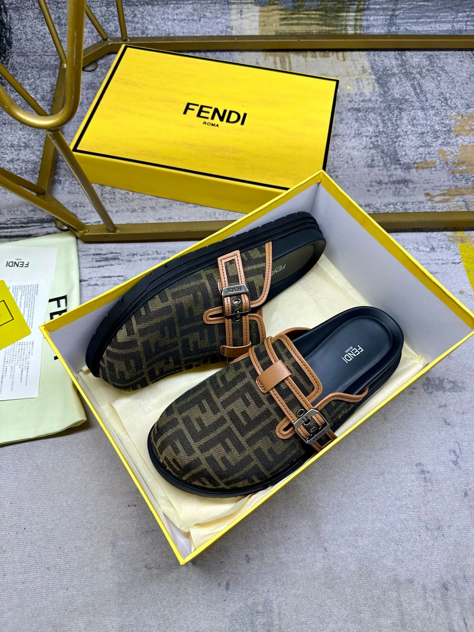 FENDI最新圆头平底拖鞋,棕色FF提花布料,细节棕色皮料装饰,五金扣件可调节扣带,防滑橡胶鞋底,男38-45码,跑量价P205