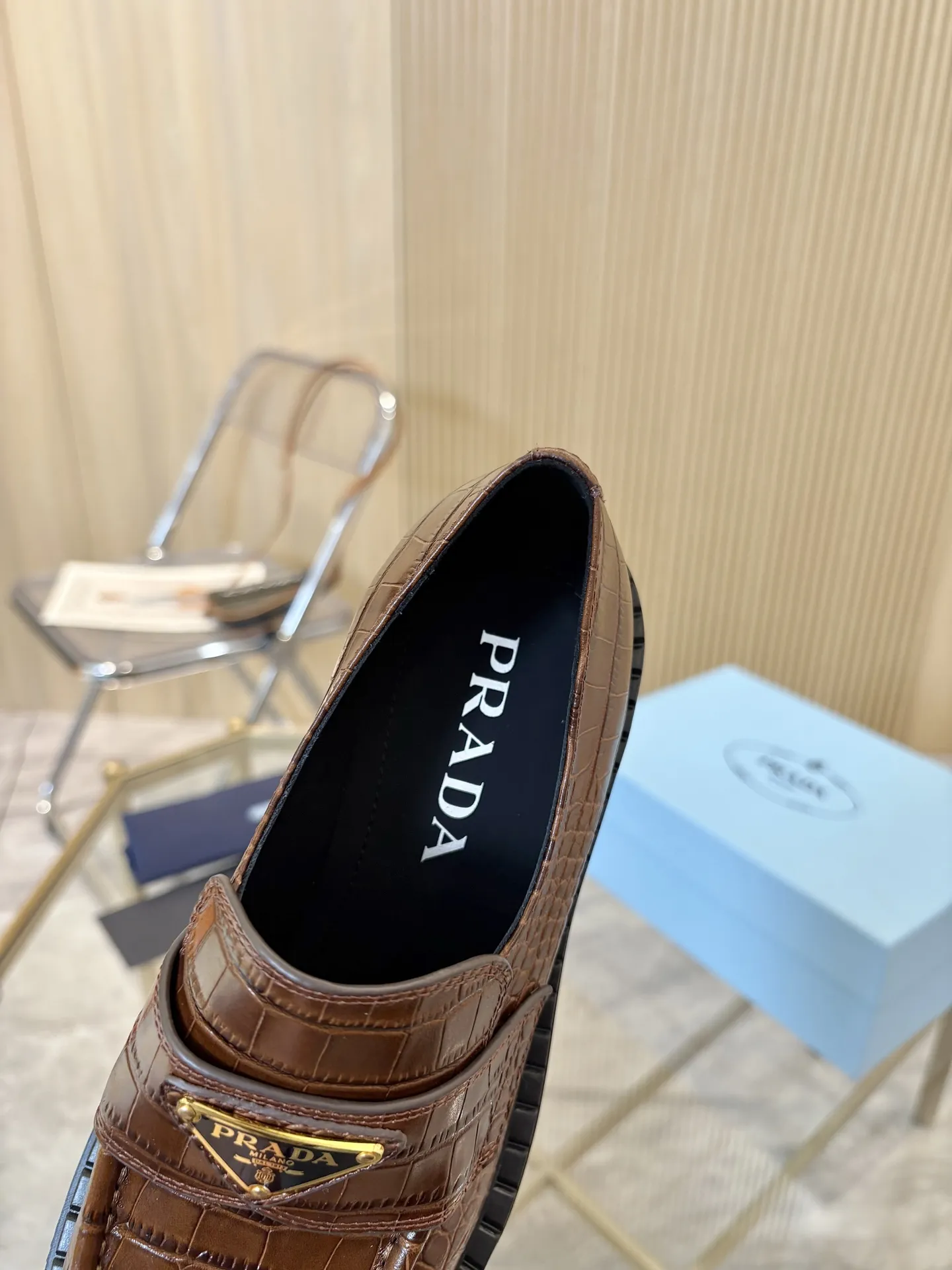 Prad顶级版本! 精品品质✅已认证💯 经典爆款prada普拉达最高版本1:1复刻。 春秋四季乐福德比鞋,经典银黑三角标, 搭配鞋面Logo微标细节,4.5cm跟高, 上脚舒适瘦腿, 引领时尚的小姐姐网红们最爱。 颜色:黑色,白色,黑/白, 鳄鱼纹,豹纹,咖啡色 包装:配专柜合格证,卡片, 纯棉布袋包装出货。 女款:34-41(34.40.41 须订做) 男款:39-46(39.45.46须订做) P S:女款240(男款加20)鳄鱼纹,马毛加10