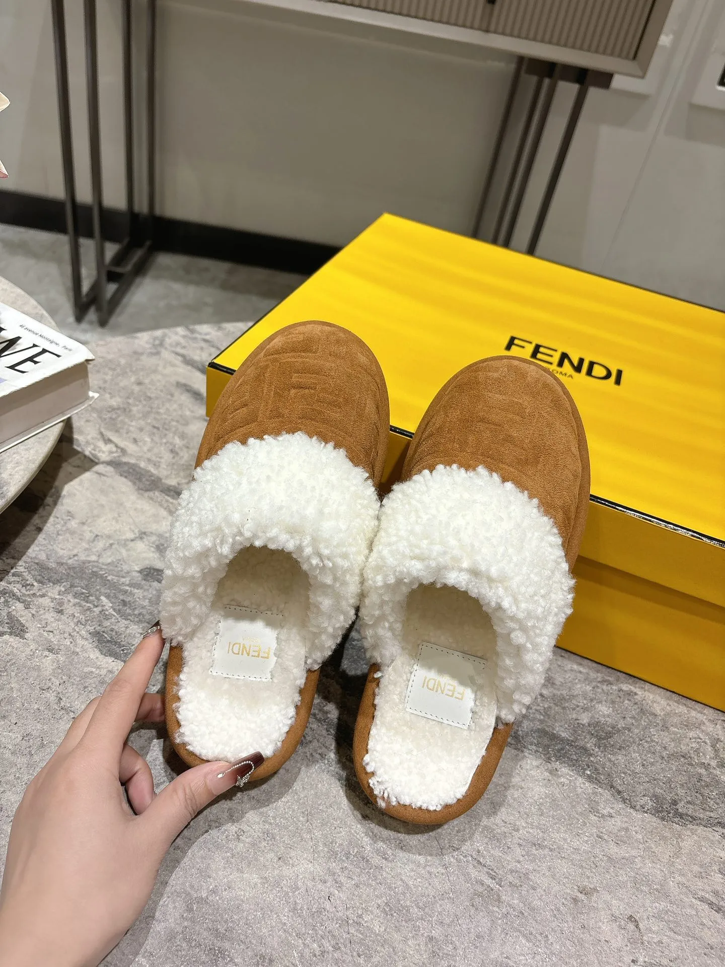 💰280 FENDI芬迪秋冬最新款毛拖 这款拖鞋今年非常爆,FF元素搭配非常时尚 超酷个性非常强!潮派炸街!为数不多的超大牌毛拖 高级级感满满 各大网红明星同款!冬季南方小土豆必备爆款🔥 ⚠面料:进口牛皮面压花 高丝光绒 定制布面 内里真羊毛 独家私模防滑发泡大底 这款鞋子上脚非常舒服,脚感很棒 码数:35-39🐴(40 41定制)
