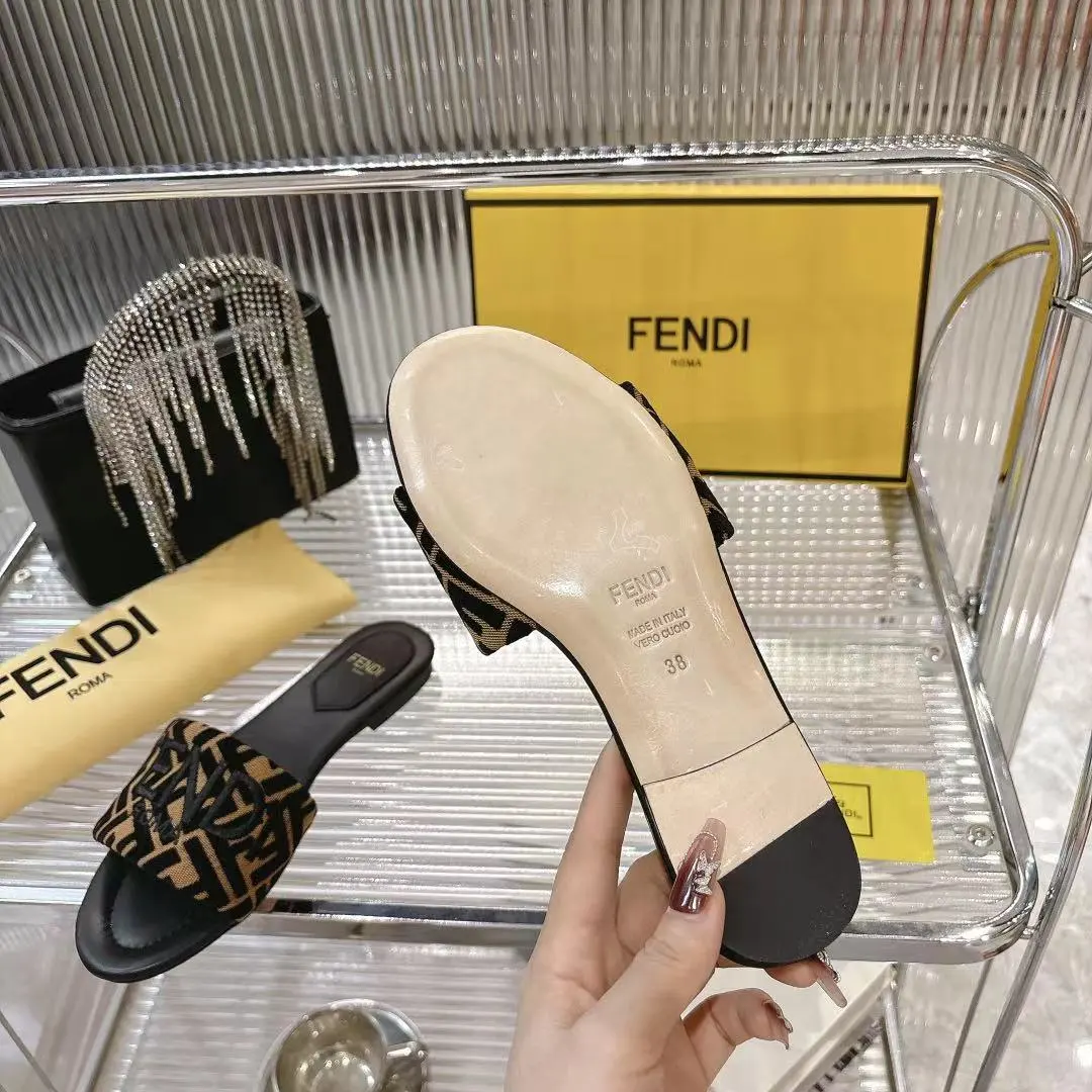 ，P200元𝐅𝐄𝐍𝐃*芬迪全新力作来袭！经典爆款的懒人拖，拥有顶级品质，乃是跑量爆款！请认准咱家的品质与做工哟！ 🆚 ꫛꫀꪝ Go➫ 其材质为：进口原版芬迪特殊面料，内里统统采用山羊皮，还有原版的真皮大底。码数为 35 至 41，[40、41 可定制]。