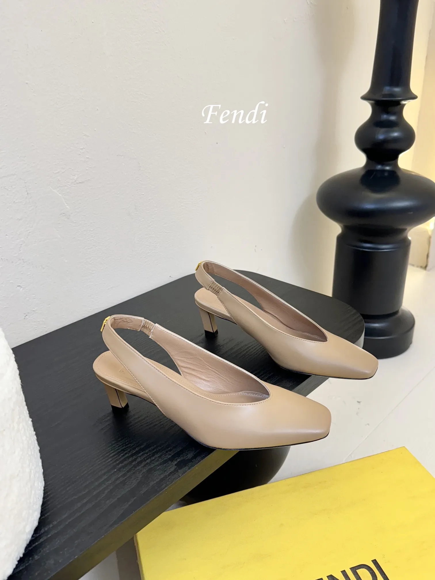 💰265 芬迪Fendi高跟鞋,小女人超闪blingbling白富美感觉来袭。 任何一款鞋履上脚,blingbling的超闪小女人就提现出来啦!穿着很舒适显脚的柔美线条不绷脚,颜色很艳丽没错啦!超显年轻的不分年龄均可穿着,上脚便是富家千金归来!! 📒📒📒📒📒📒📒📒📒📒📒 当季新品,众所周知,Fendi鞋子永远设计为高级感满满的,高端大气上档次且百搭永不过时,时尚潮流追随的脚步却无法落下,每个小女子一生都必须拥有一双F家时装跟鞋。 💪💪💪💪💪💪💪💪💪💪💪 🔰面料:纳帕牛皮材质。 🔰大底采用高真原色意大利牛皮底,4,5cm高跟。 🔰内里和垫脚为意制混种绵羊皮。👠 🔰size:35/39(34 40 41 42订做)。 🔰颜色:官方多色系,正品所有颜色均可下单制作。