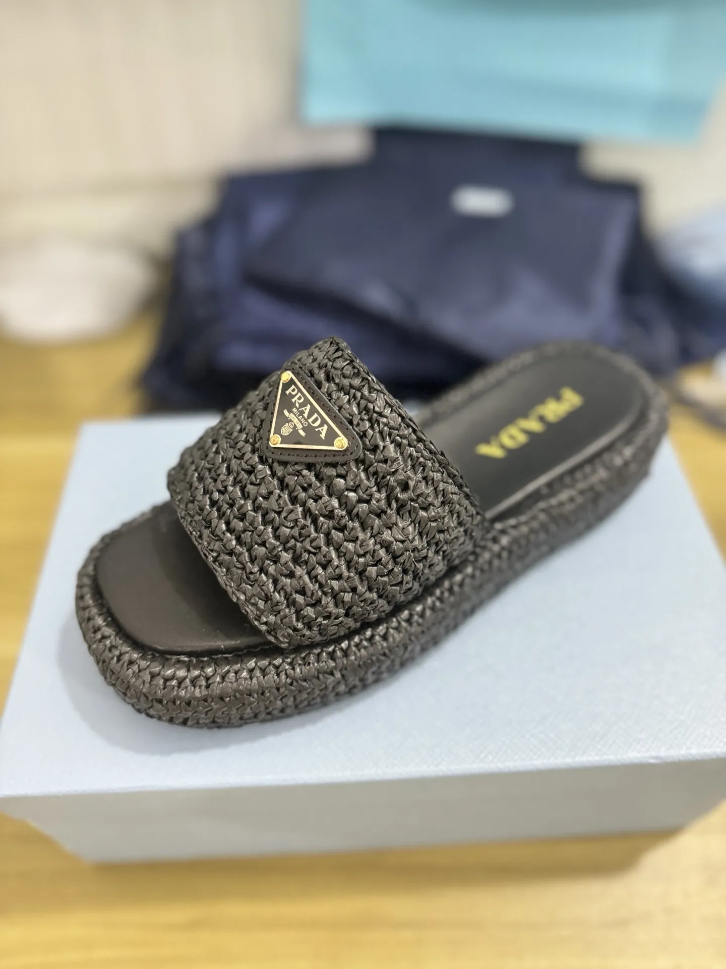 出厂价💰230🔥普拉达新款编织鞋草编凉拖鞋! 今年流行的草编系列,懒人必备拖鞋上脚是如此的好看了,这款纯手工编织的太爱了 编织拖鞋 进入炎热仲夏,更想袒露心迹,“若隐若现”的草编包、草编鞋🔥火上街头,满载夏日风采。穿上它,从心情上给自己“降降温”!夏日的到来,闷热的天气让人总是穿不住包覆整个脚的包鞋,但拖鞋、凉鞋又非常挑场合,因此这时候正适合来一双草编拖鞋。复古带着时尚、又不失随性感,脚一踩就能出门,透气材质加上草编的凉感,脚感温度感觉仿佛降了一度,完全就是夏日的懒人时尚配件。 ✅鞋面:原版纯手工编织 ✅鞋垫:透气羊皮 ✅鞋底:树纹组合/防滑橡胶底 ✅码数:35-42