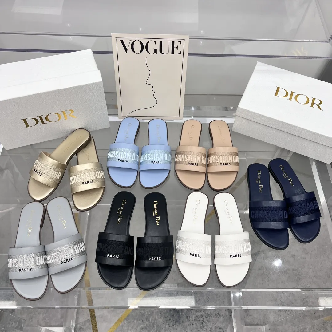 橙子出厂价💰75 Dior 迪奥春夏新款 刺绣字母平底拖鞋 一字带拖鞋 沙滩凉拖 码数:35-42
