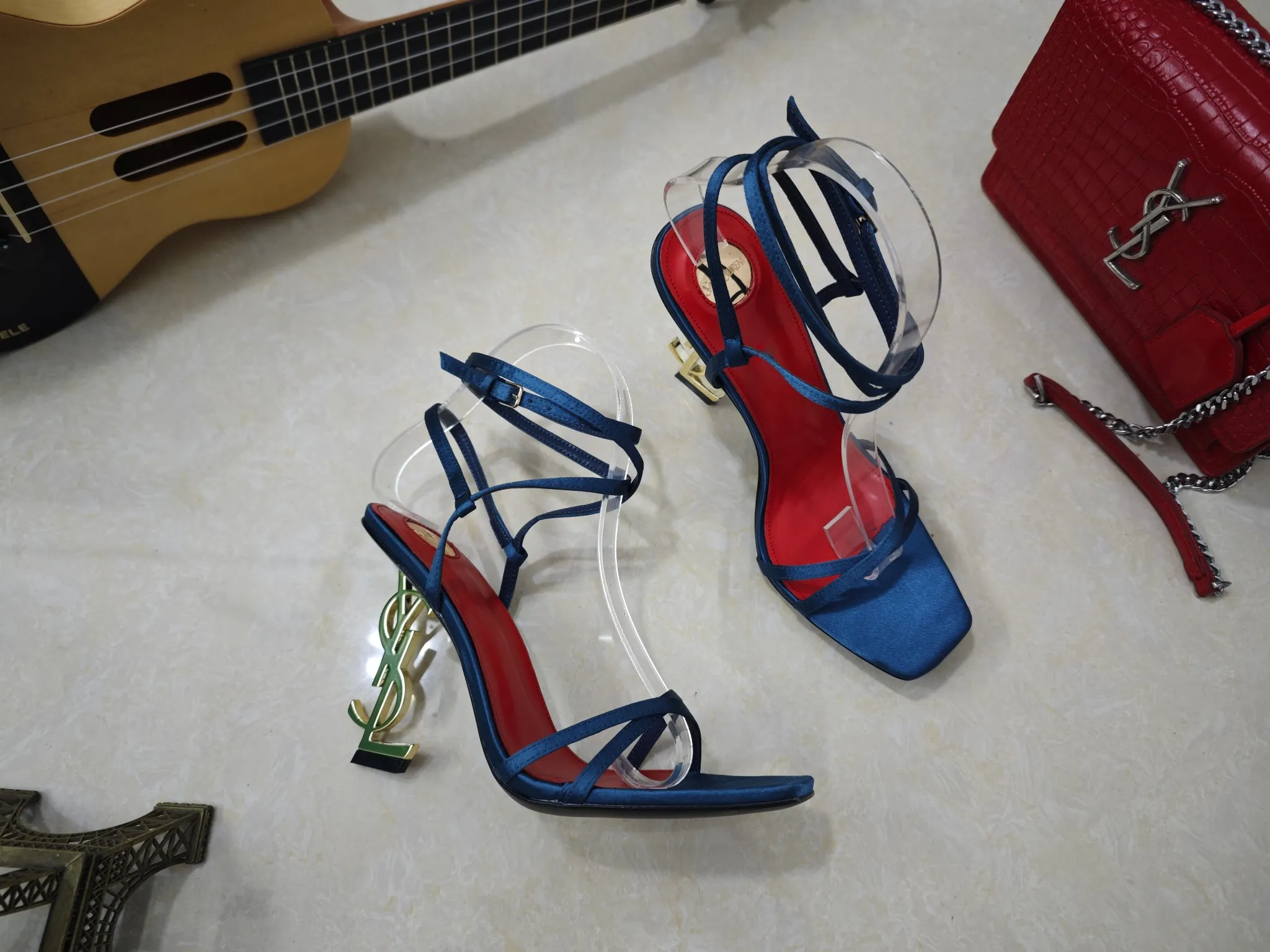 工厂价💰250【Saint Laurent】圣罗兰、高跟ysl字高跟鞋💃2025早春专柜同步最新款、YSL、装饰👠 经典上乘美艳力作 专柜最火秋冬系列 兼备气质 时尚 经典耐看的设计风格 😌上脚效果特别美〰️,材料采用🇮🇹意大利进口真丝布面,进口黑羊皮、内里、垫脚;绵羊皮、细跟高跟鞋,码数35-41码(34.41.42要定做,不退换)大底;进口真皮大底、配专柜全套包装