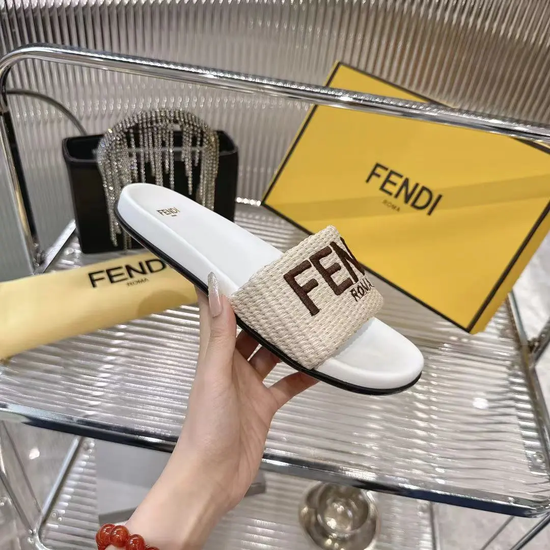 💰180元Fendi 25ss 芬迪系列平底拖鞋 每年必备FF拖今年还加了新的系列,美到无法言喻 绝好的穿着舒适感可是经典必备,各种风格搭配都Hold的住! ▪面料:进口原版编织 ▪内里:羊皮 ▪跟高:平底/3cm ▪鞋底:原版开模生胶底 ▪Size:35-39(40.41定做)