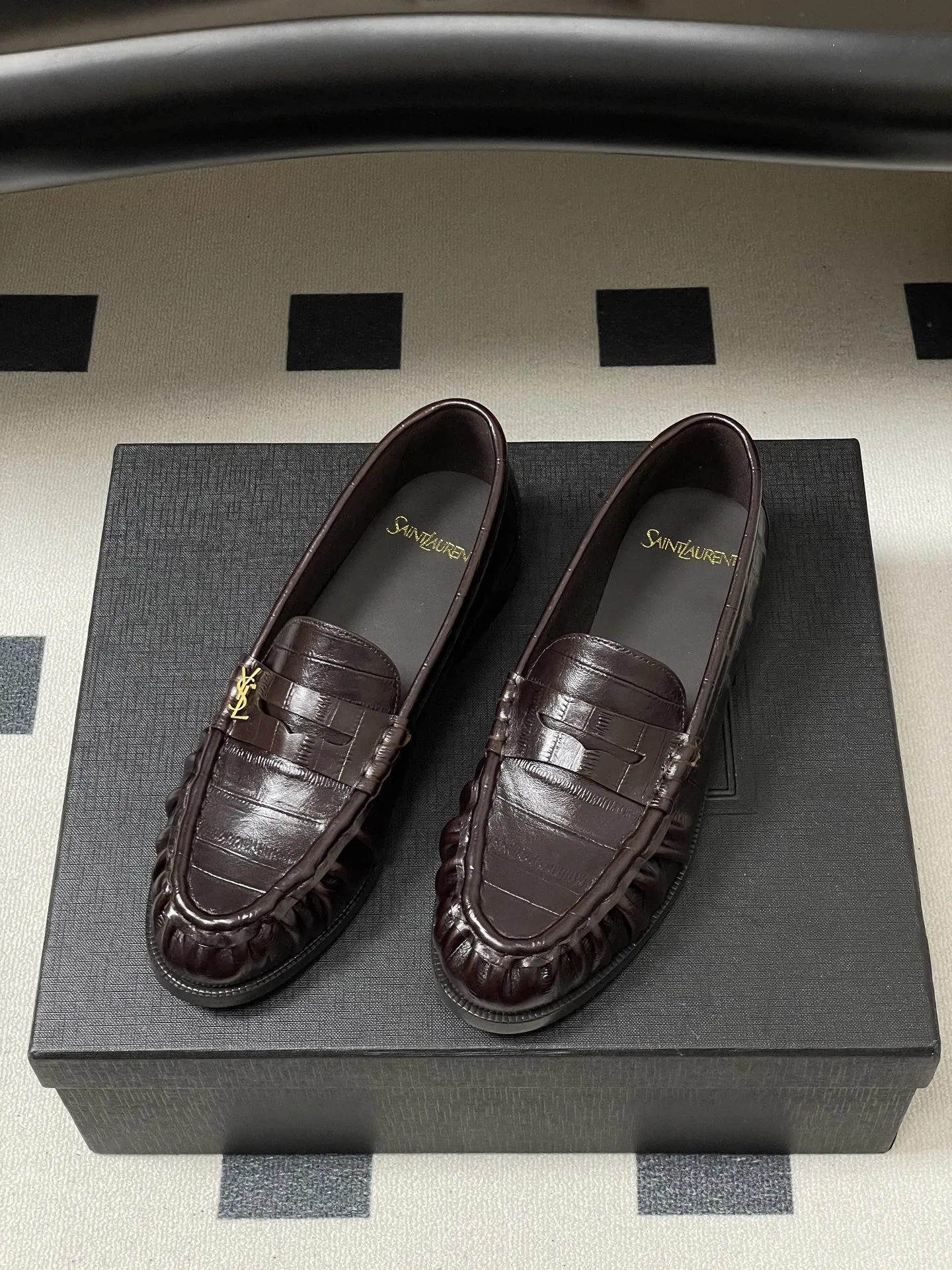 p310-顶级品质 Saint Laurent 圣罗兰fw26 new arrival～ YSL LE LOAFER系列 26Fw春夏新款复古质感鳗鱼纹褶皱乐福鞋/穆勒鞋麂皮绒面老钱风单鞋/半拖鞋一脚蹬休闲鞋 标志性褶皱鞋头+手工莫卡辛缝线，自带复古松弛感；鞋身是乐福鞋经典一脚蹬设计，搭配金属YSL标志，简约又有辨识度。 皮革内衬+真皮大底，质感和舒适度都在线。风格适配性强，既能搭正装（西装/裙装）走精致路线，也能配休闲装，牛仔裤/卫衣，打造松弛感，属于&ldquo;一鞋多穿&rdquo;的轻奢单品。 鞋面：牛皮/胎牛反绒/牛油皮 内里垫脚：丝绸羊皮 鞋底：意大利双层加厚真皮大底 码数：35-39（40.41定做不退换）