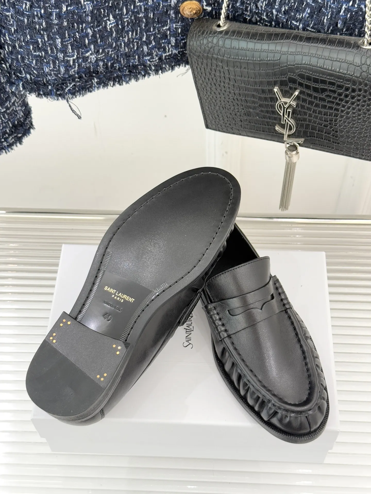 厂价💰男鞋380 Saint Lauren*圣罗兰2025YSL小logo 褶皱情侣款乐福鞋 标志性的小logo是这双鞋的灵魂所在 以低调而精致的姿态呈现于鞋身之上。 不同于张扬的大标识 它安静却醒目 用简洁线条勾勒出YSL独有的时尚DNA 在不经意间透露出品牌的深厚底蕴 鞋头的经典杏仁形设计 巧妙修饰脚型 在视觉上拉长足部线条 彰显优雅与秀气 。 情侣共赴的每一场约会 每一次出行 都因这双鞋的默契加持 成为低调又深刻的风格纪念。 面料采用原版定制皮料 内里垫脚均为羊皮 意大利进口真皮大底 size：女35-39（40/41/42定制） 男38-44（45/46/47定制）