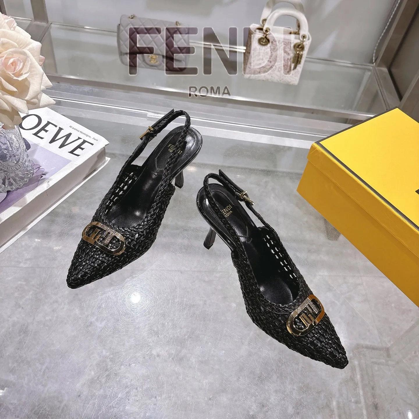 🎉🆕𝙁𝙀𝙉𝘿𝙄 🆕 | 芬迪 2025🆕🙌 编织镂空系带露跟高跟鞋凉鞋💯 〰 〰 🆕 🆕🆕 〰 〰 💯 出厂价: ♡真皮大底:300💰 ♡〰 ɪɴғᴏʀᴍᴀᴛɪᴏɴ 〰 ♡ Fendi编织镂空性感高跟鞋。 手工编织皮革镂空透气柔软清爽面料~~鞋侧高端金属扣系带开合精简利落✨ 高级编织精美鞋面&重工镶钻金色金属五金扣,搭配出质感奢华高贵 线条流畅优美 精湛工艺在每一处细节尽显,穿上就气场十足~👍🔝。 ♡面料:手工编织皮革&特级羊皮。 特级羊皮里羊皮 垫脚 颜色:优雅黑、银光色 . 棕黄色. 纯白色。 ♡跟高:8. 𝒄𝒎 ♡Size:35-41(41定做不予退换,先付款后生产❤️ )