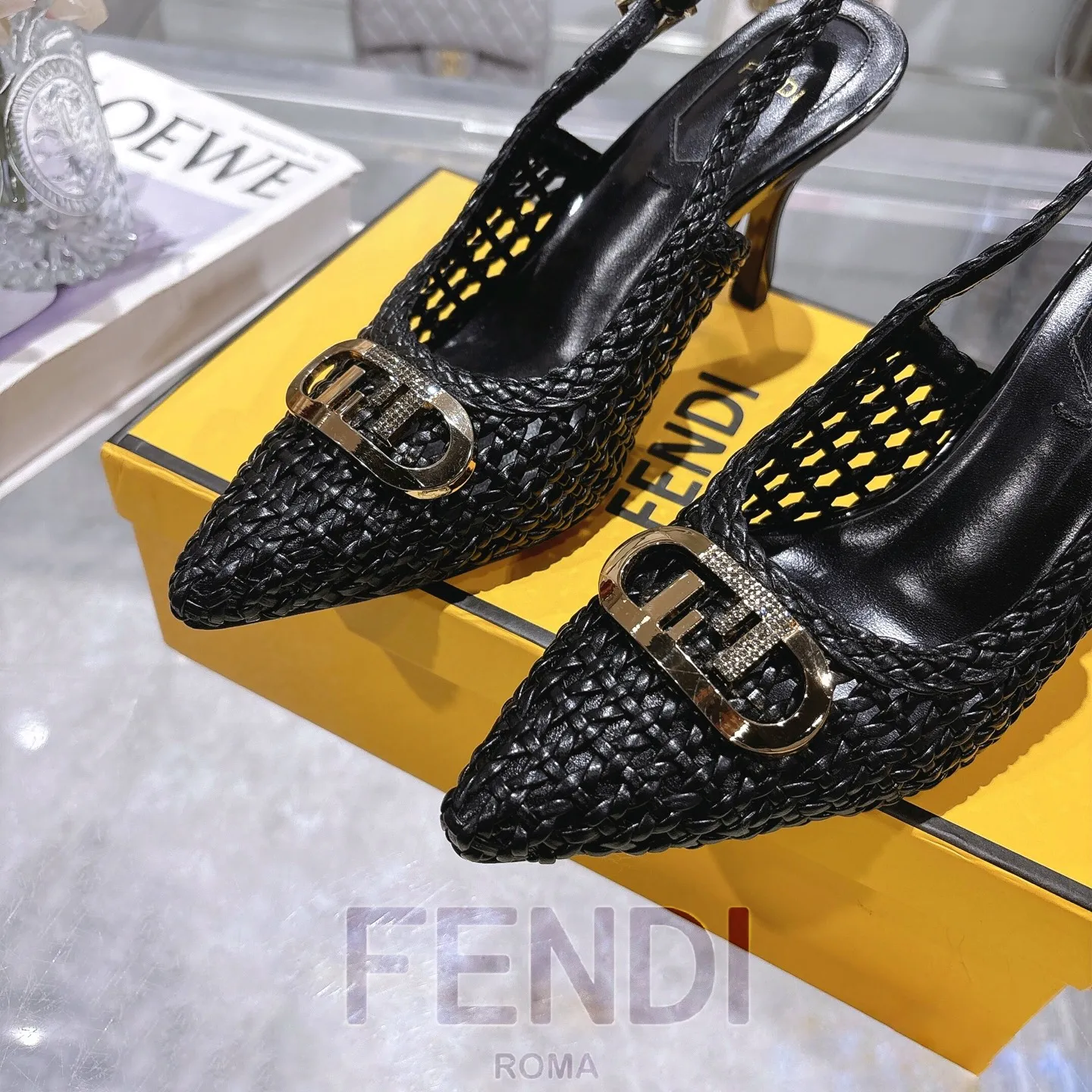 🎉🆕𝙁𝙀𝙉𝘿𝙄 🆕 | 芬迪 2025🆕🙌 编织镂空系带露跟高跟鞋凉鞋💯 〰 〰 🆕 🆕🆕 〰 〰 💯 出厂价： ♡真皮大底：300💰 ♡〰 ɪɴғᴏʀᴍᴀᴛɪᴏɴ 〰 ♡ Fendi编织镂空性感高跟鞋。 手工编织皮革镂空透气柔软清爽面料～～鞋侧高端金属扣系带开合精简利落✨ 高级编织精美鞋面&重工镶钻金色金属五金扣，搭配出质感奢华高贵 线条流畅优美 精湛工艺在每一处细节尽显，穿上就气场十足～👍🔝。 ♡面料：手工编织皮革&特级羊皮。 特级羊皮里羊皮 垫脚 颜色：优雅黑、银光色 . 棕黄色. 纯白色。 ♡跟高：8. 𝒄𝒎 ♡Size：35-41（41定做不予退换，先付款后生产❤️ ）