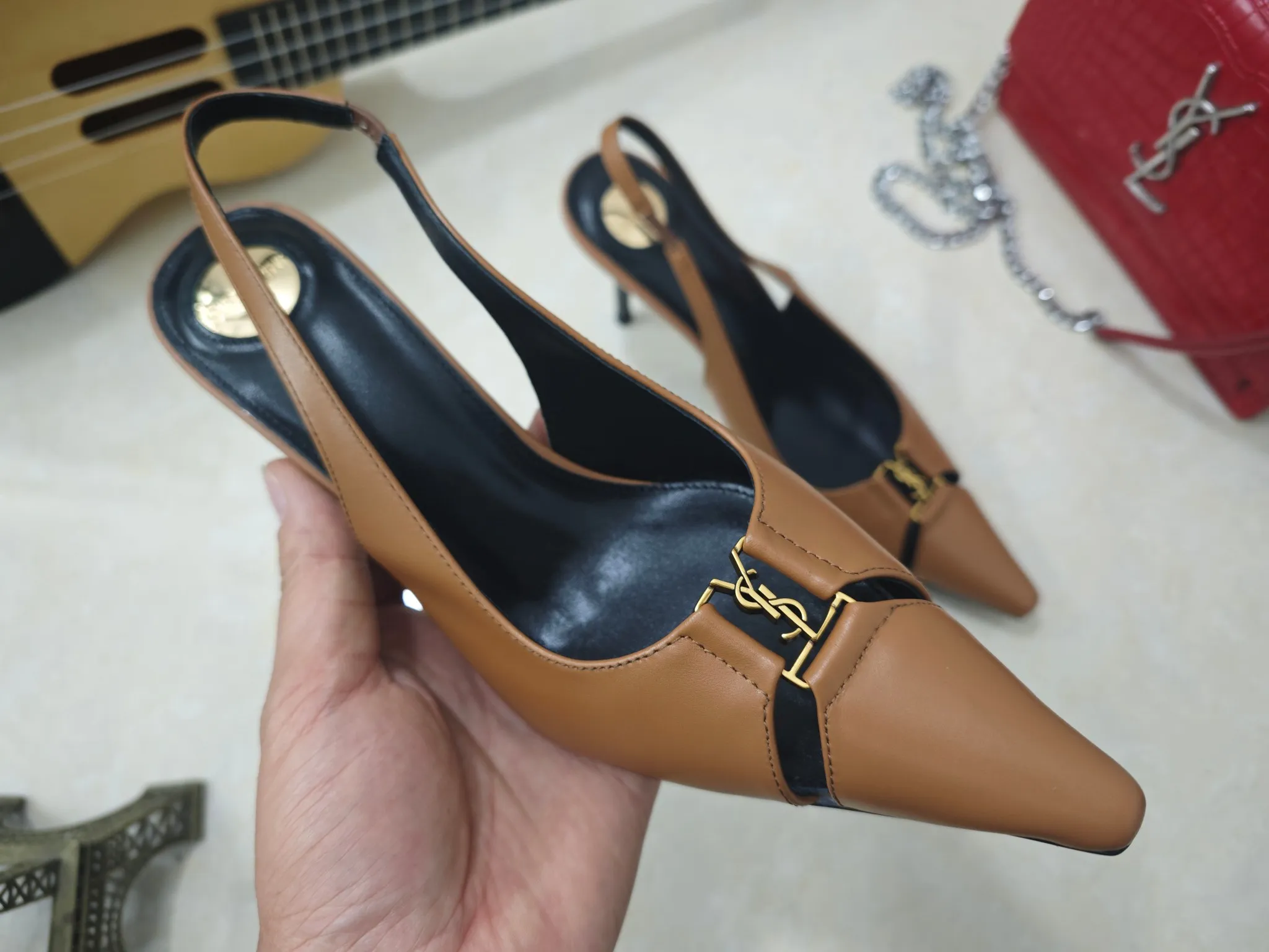 工厂价💰250【Saint Laurent】圣罗兰、高跟ysl字高跟鞋💃2025早春专柜同步最新款、YSL、装饰👠 经典上乘美艳力作 专柜最火秋冬系列 兼备气质 时尚 经典耐看的设计风格 😌上脚效果特别美〰️,材料采用🇮🇹意大利进口小黑牛,进口黑羊皮、内里、垫脚;绵羊皮、细跟高跟鞋,码数35-41码(34.41.42要定做,不退换)大底;进口真皮大底、配专柜全套包装