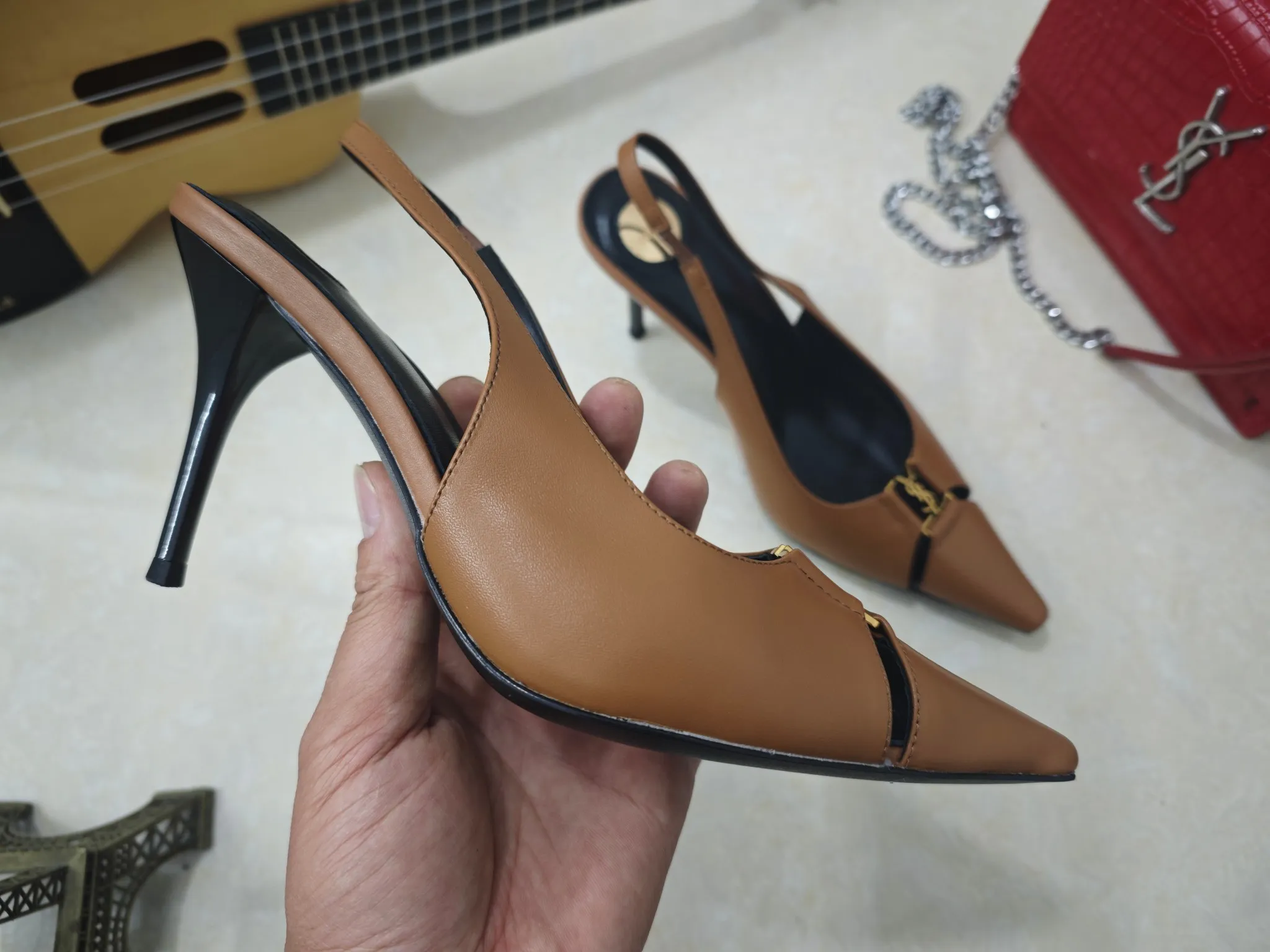 工厂价💰250【Saint Laurent】圣罗兰、高跟ysl字高跟鞋💃2025早春专柜同步最新款、YSL、装饰👠 经典上乘美艳力作 专柜最火秋冬系列 兼备气质 时尚 经典耐看的设计风格 😌上脚效果特别美〰️，材料采用🇮🇹意大利进口小黑牛，进口黑羊皮、内里、垫脚；绵羊皮、细跟高跟鞋，码数35-41码（34.41.42要定做，不退换）大底；进口真皮大底、配专柜全套包装