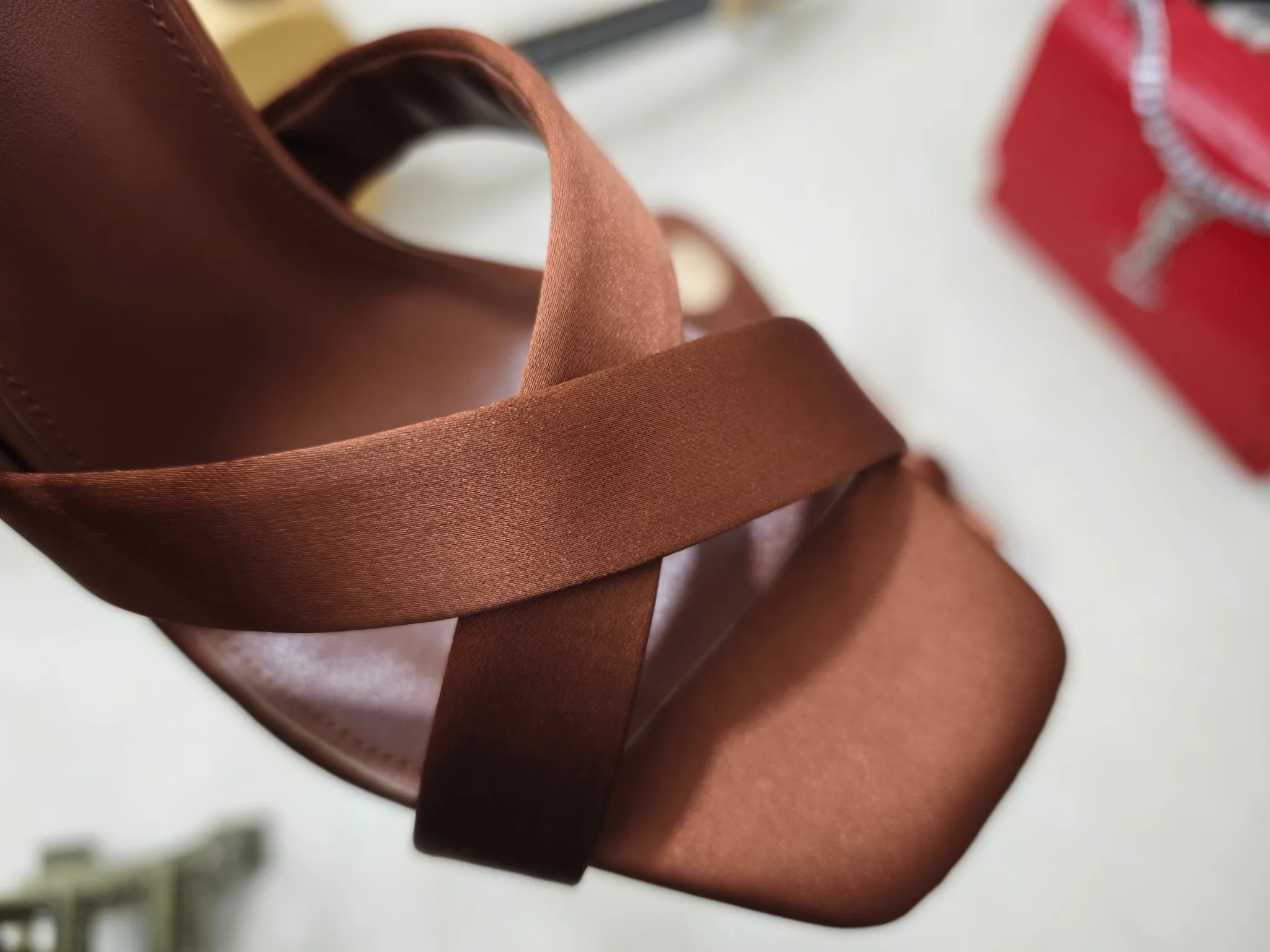 工厂价💰250【Saint Laurent】圣罗兰、高跟ysl字高跟鞋💃2025早春专柜同步最新款、YSL、装饰👠 经典上乘美艳力作 专柜最火秋冬系列 兼备气质 时尚 经典耐看的设计风格 😌上脚效果特别美〰️，材料采用🇮🇹意大利进口小黑牛，进口黑羊皮、内里、垫脚；绵羊皮、细跟高跟鞋，码数35-41码（34.41.42要定做，不退换）大底；进口真皮大底、配专柜全套包装