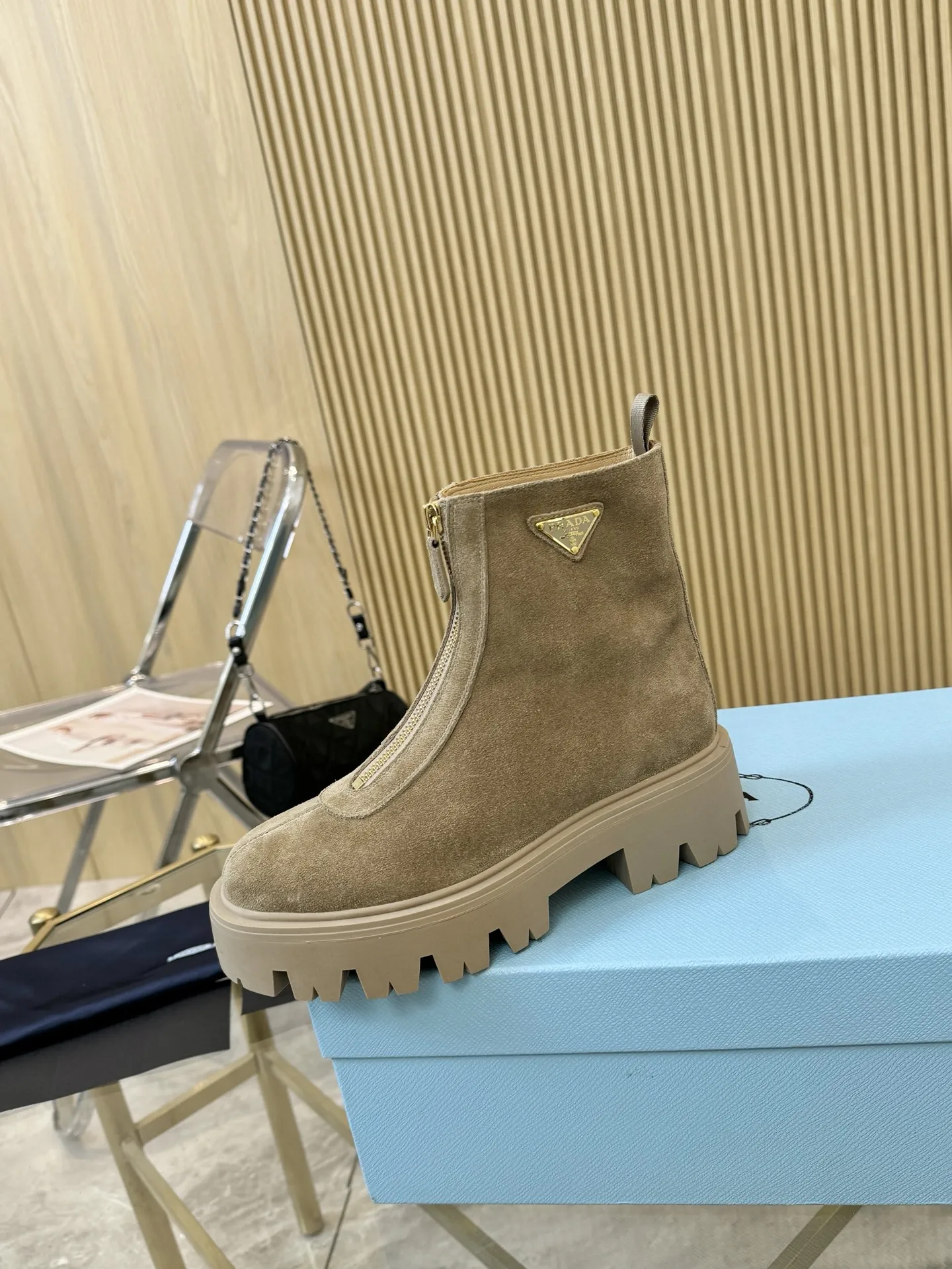出厂价羊毛裡330.皮裡💰290 PRAD* 25ss普拉达经典三角标一脚蹬王炸女靴 冬天买不到的系列,绝对是今年的大爆款!!贼好看!Prada靴子真的很哇塞!上脚大气显腿瘦气质这块刚好拿捏 鞋面:牛猄 内里:牛皮,羊毛裡 大底:原板开模大底 Size:35-41