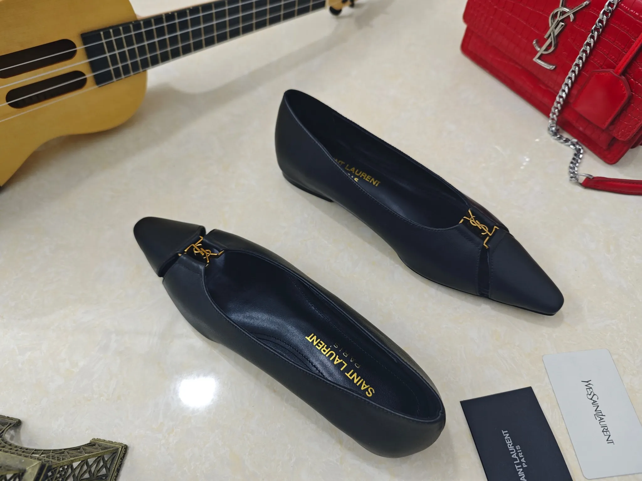 工厂价💰260【Saint Laurent】圣罗兰、平跟ysl字单鞋💃2024早秋专柜同步最新款、YSL、装饰👠 经典上乘美艳力作 专柜最火春夏系列 兼备气质 时尚 经典耐看的设计风格 😌上脚效果特别美〰️，材料采用🇮🇹意大利进口小黑牛，进口黑漆皮、内里、垫脚；绵羊皮、平跟单鞋，码数35-41码（34.41.42要定做，不退换）大底；进口真皮大底、配专柜全套包装