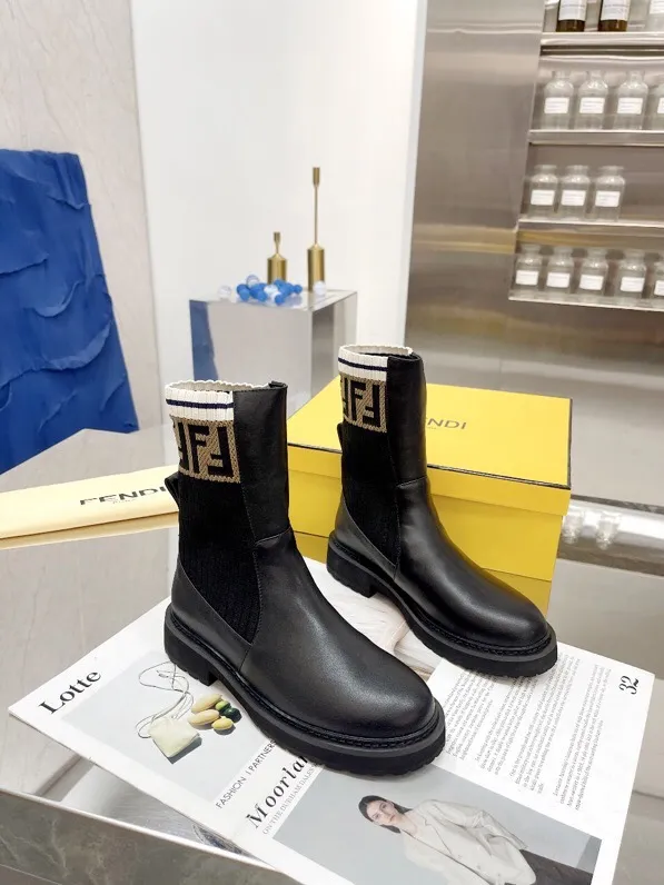 长期有货，，工厂💖p260 🔥🔥经典FenDi马丁靴（专柜都是断货王）各种单品都印上了FF logo&hellip;💖💖💖 今年新色🌈🌈🌈logo大气时尚 明星欧阳娜娜 大表姐刘雯都有穿的经典款 材质:原版1:1复刻针织靴筒 鞋面:选用顶级定制哑光一级牛皮 🔥🔥专柜同款大底➰橡胶泡沫底➕耐磨绒沿条 脚感超轻 ～🌺🌺🌺 尺码:35&ndash;40:☘️(40.41.42不退换)