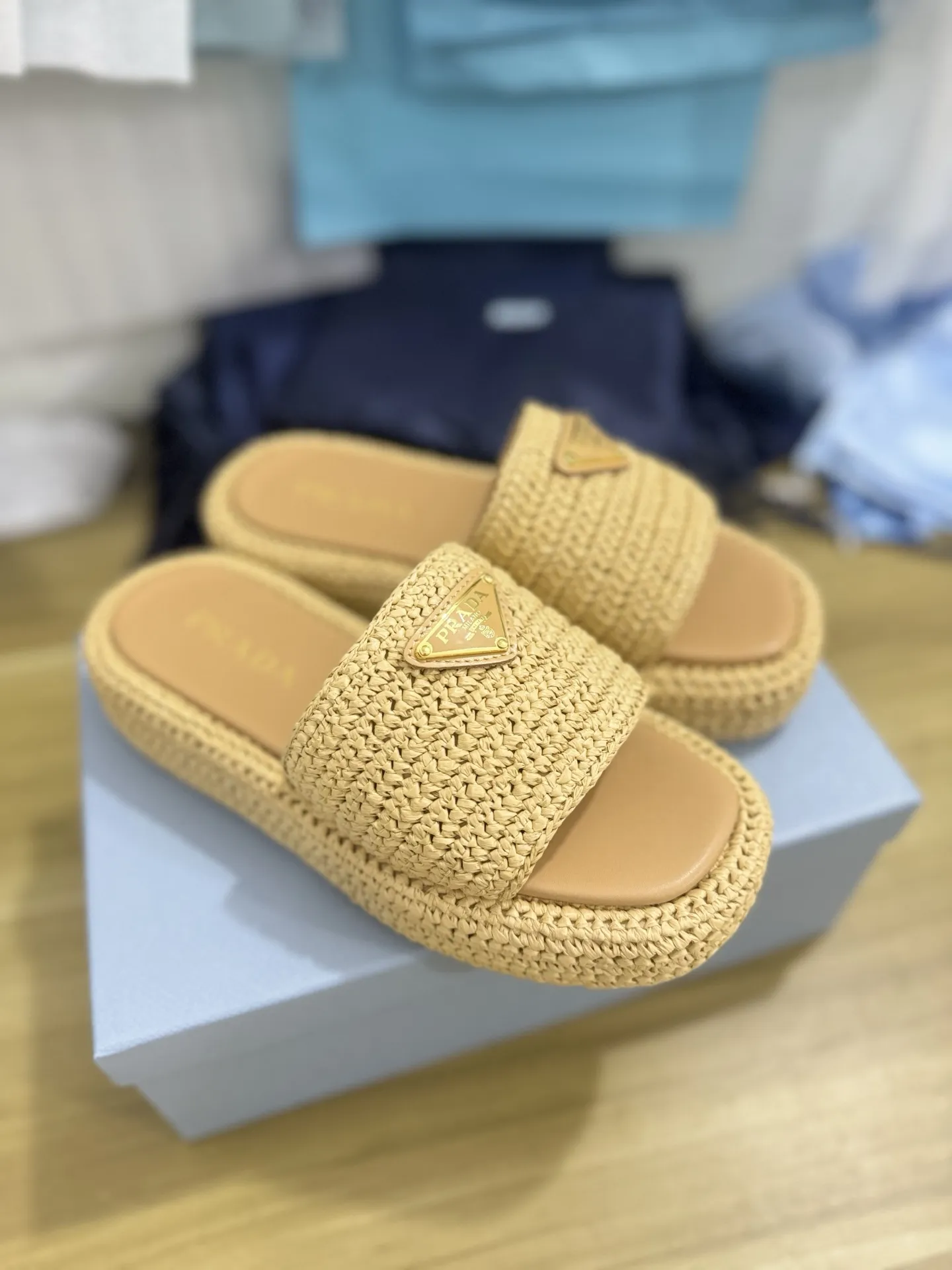 出厂价💰230🔥普拉达新款编织鞋草编凉拖鞋! 今年流行的草编系列,懒人必备拖鞋上脚是如此的好看了,这款纯手工编织的太爱了 编织拖鞋 进入炎热仲夏,更想袒露心迹,“若隐若现”的草编包、草编鞋🔥火上街头,满载夏日风采。穿上它,从心情上给自己“降降温”!夏日的到来,闷热的天气让人总是穿不住包覆整个脚的包鞋,但拖鞋、凉鞋又非常挑场合,因此这时候正适合来一双草编拖鞋。复古带着时尚、又不失随性感,脚一踩就能出门,透气材质加上草编的凉感,脚感温度感觉仿佛降了一度,完全就是夏日的懒人时尚配件。 ✅鞋面:原版纯手工编织 ✅鞋垫:透气羊皮 ✅鞋底:树纹组合/防滑橡胶底 ✅码数:35-42