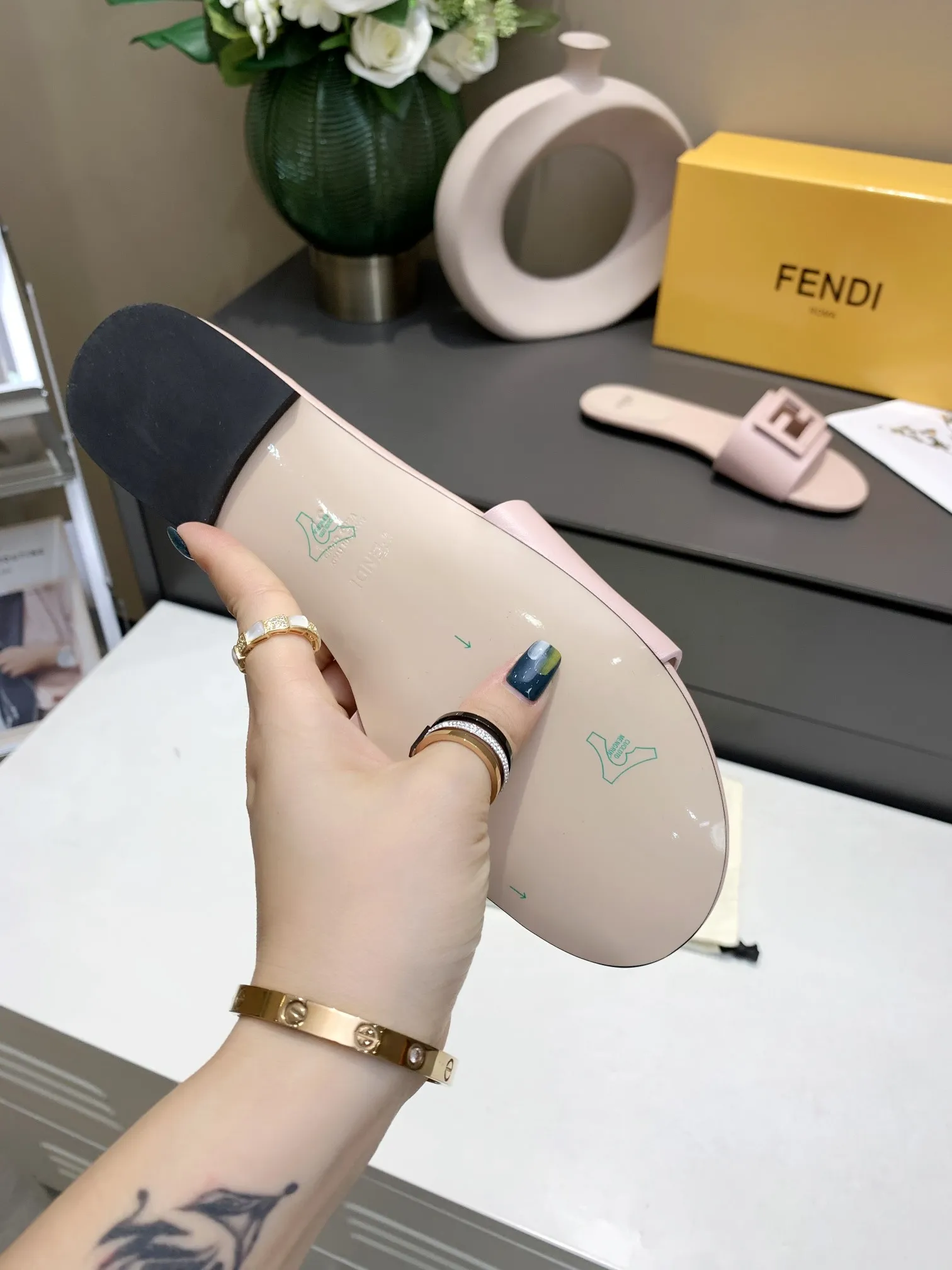 最新夏季爆款FENDI芬迪凉鞋,专柜原装正版,面料:头层牛皮,内里头层羊皮,橡胶底p140真皮底170,35—-42码欢迎下单,