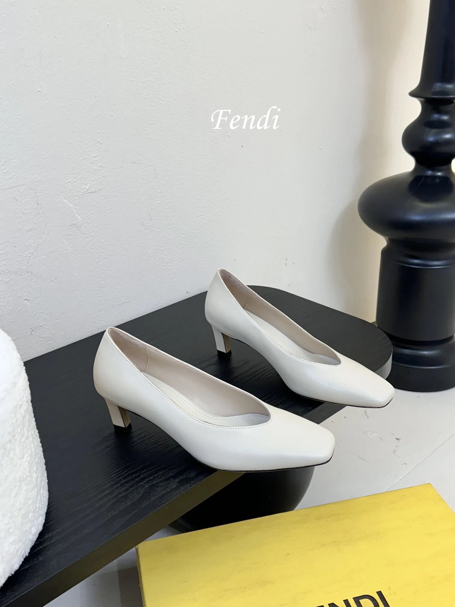 💰265 芬迪Fendi高跟鞋,小女人超闪blingbling白富美感觉来袭。 任何一款鞋履上脚,blingbling的超闪小女人就提现出来啦!穿着很舒适显脚的柔美线条不绷脚,颜色很艳丽没错啦!超显年轻的不分年龄均可穿着,上脚便是富家千金归来!! 📒📒📒📒📒📒📒📒📒📒📒 当季新品,众所周知,Fendi鞋子永远设计为高级感满满的,高端大气上档次且百搭永不过时,时尚潮流追随的脚步却无法落下,每个小女子一生都必须拥有一双F家时装跟鞋。 💪💪💪💪💪💪💪💪💪💪💪 🔰面料:纳帕牛皮材质。 🔰大底采用高真原色意大利牛皮底,4,5cm高跟。 🔰内里和垫脚为意制混种绵羊皮。👠 🔰size:35/39(34 40 41 42订做)。 🔰颜色:官方多色系,正品所有颜色均可下单制作。