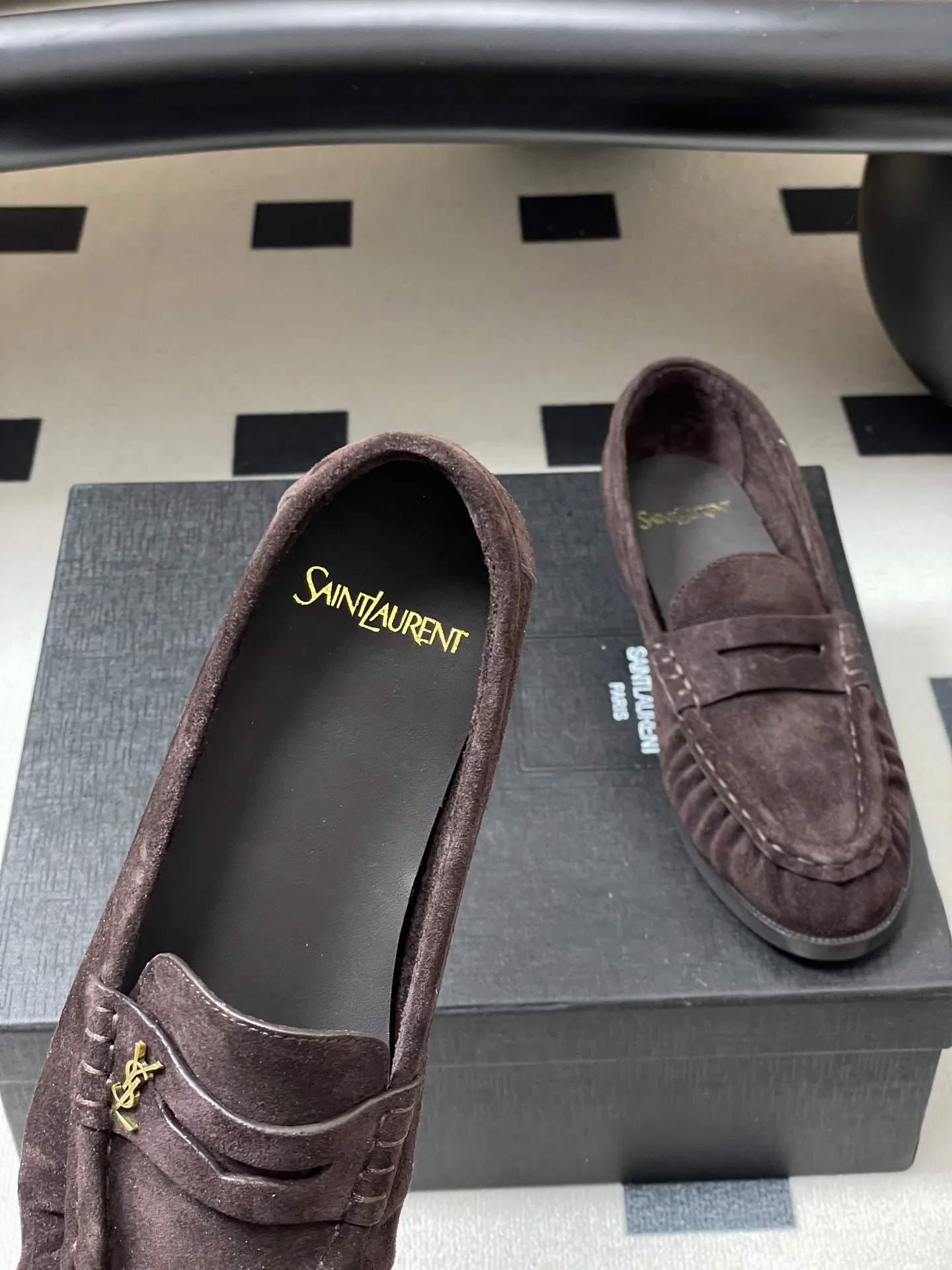 p310-顶级品质 Saint Laurent 圣罗兰fw26 new arrival～ YSL LE LOAFER系列 26Fw春夏新款复古质感鳗鱼纹褶皱乐福鞋/穆勒鞋麂皮绒面老钱风单鞋/半拖鞋一脚蹬休闲鞋 标志性褶皱鞋头+手工莫卡辛缝线，自带复古松弛感；鞋身是乐福鞋经典一脚蹬设计，搭配金属YSL标志，简约又有辨识度。 皮革内衬+真皮大底，质感和舒适度都在线。风格适配性强，既能搭正装（西装/裙装）走精致路线，也能配休闲装，牛仔裤/卫衣，打造松弛感，属于&ldquo;一鞋多穿&rdquo;的轻奢单品。 鞋面：牛皮/胎牛反绒/牛油皮 内里垫脚：丝绸羊皮 鞋底：意大利双层加厚真皮大底 码数：35-39（40.41定做不退换）