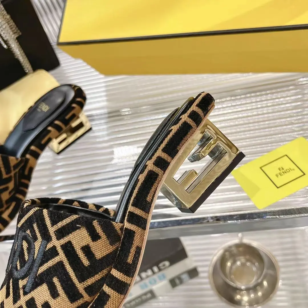 2025新款Fendi芬迪家的水台拖鞋全新上线，这波新品简直杀疯了💥每年必火的FF拖，今年又玩出新花样，新加入的水台设计，直接美到失语🤯。脚感舒适到不想脱，经典地位稳稳拿捏，不管是甜妹风、酷飒风，还是休闲风，它都能完美适配，时尚感狠狠拿捏住！ 🪡面料用的是原版进口布料，搭配超精致的电绣工艺，内里是柔软亲肤的羊皮，真皮大底耐磨又有质感，每一处细节都在彰显高级。 🍬跟高：4.5cm 🍬尺码:35 - 41（41定做，不退不换） 🍬出厂价:220元，