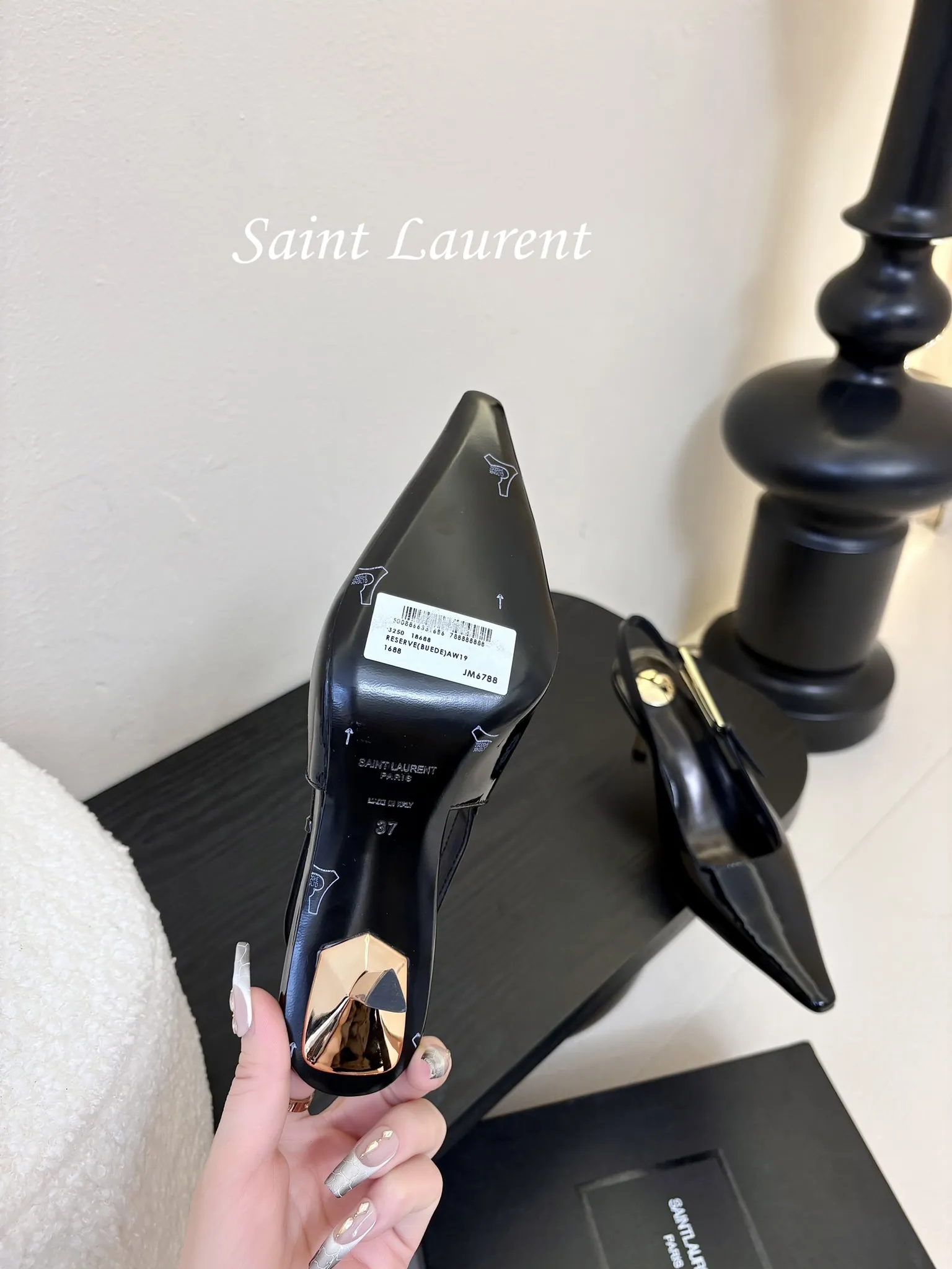 💰270 独家爆品 Saint Lauren* 小金条高跟鞋 依日延续以往的高级和优雅ysl 小金条鞋跟真的太好看啦! Saint Laurent 方形尖头露跟高跟鞋 小金条鞋跟真的充分突显利落极简 年会聚会party必备 秒杀全场款 太吸睛了 鞋面:定制牛漆皮 大底:真皮大底 跟高:6.5CM 码数:35-40(40定制不退换