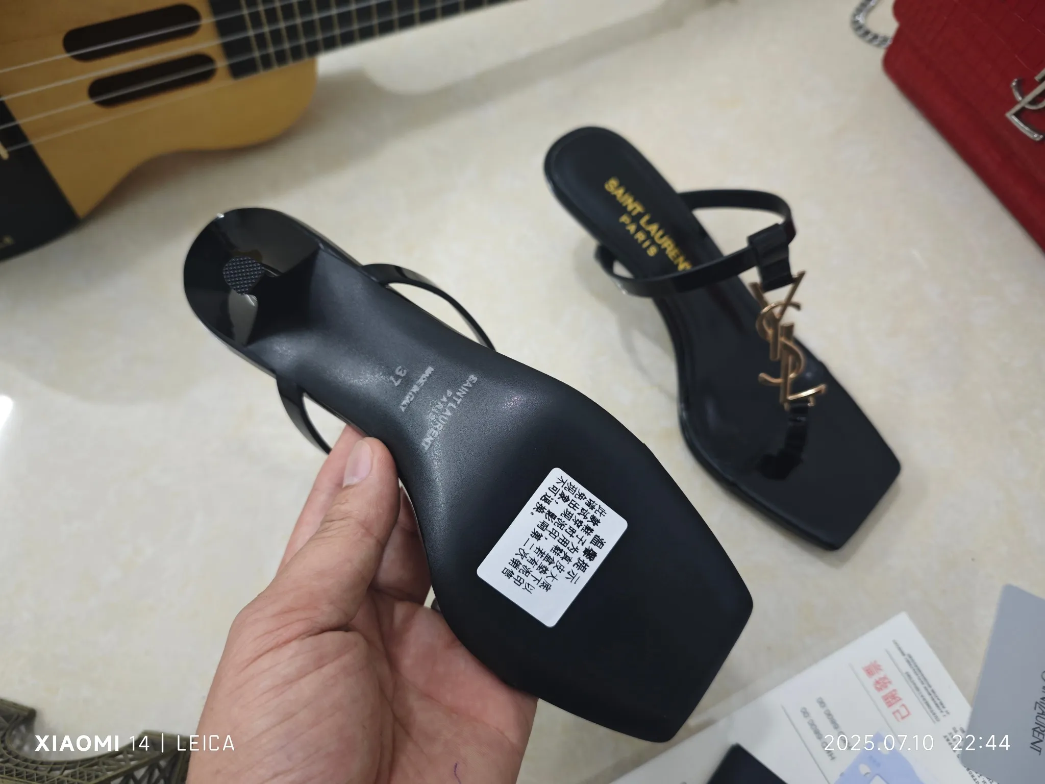 😍😍😍2025最新款😍😍😍 💰240顶级版本【Saint Laurent】YSL 圣罗兰logo细跟油边凉鞋😍今年必定俘虏无数美女的一款 👠后带完美的露肤度更显得白显瘦，经典时尚百搭款 低调中透露出高雅气质💃材料采用进口原版漆皮牛皮做面，内里垫脚采用进口羊皮，大底原版复刻的真皮大底，跟高6.5cm，超强度一体压铸而成，通过各种高强度测试都不会断跟(掰砍砸)，这是让人眼前一亮的性感凉鞋，码数35－40(41/42/34定制不退换）