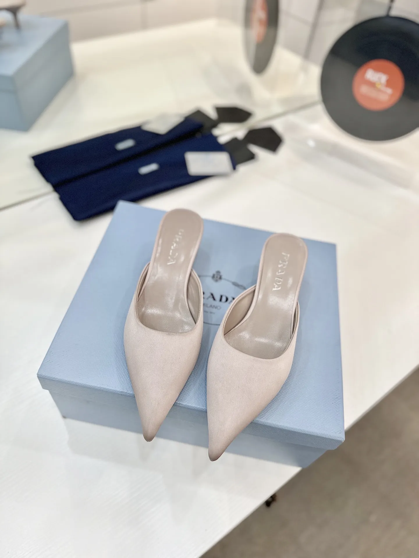 工厂价💰260🔥《普拉达真丝》 💫春夏专柜新品。可萌可甜的高跟拖鞋 性感而不失可爱！上脚绝美的T台走秀明星网红同款&hellip;&hellip; 清新风带点贵气的感觉，上脚非常完美。HK原版购入，1:1完美复刻，无论是材料还是所有细节，都必须跟ZP一模一样。 ✅面料：进口真丝 ✅内里：进口羊皮内里 ✅底厚：真皮鞋底 ✅码数：35-41（41定制不退不换）