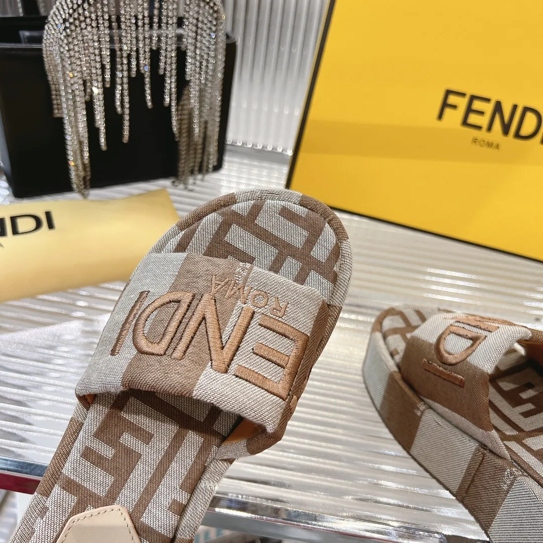 P200元，𝐅𝐄𝐍𝐃*芬迪全新力作来袭！经典爆款的懒人拖，拥有顶级品质，乃是跑量爆款！请认准咱家的品质与做工哟！ 🆚 ꫛꫀꪝ Go➫ 其材质为：进口原版编织材质，内里统统采用山羊皮，还有原版的耐磨防滑大底。码数为 35 至 41，[40、41 可定制]。