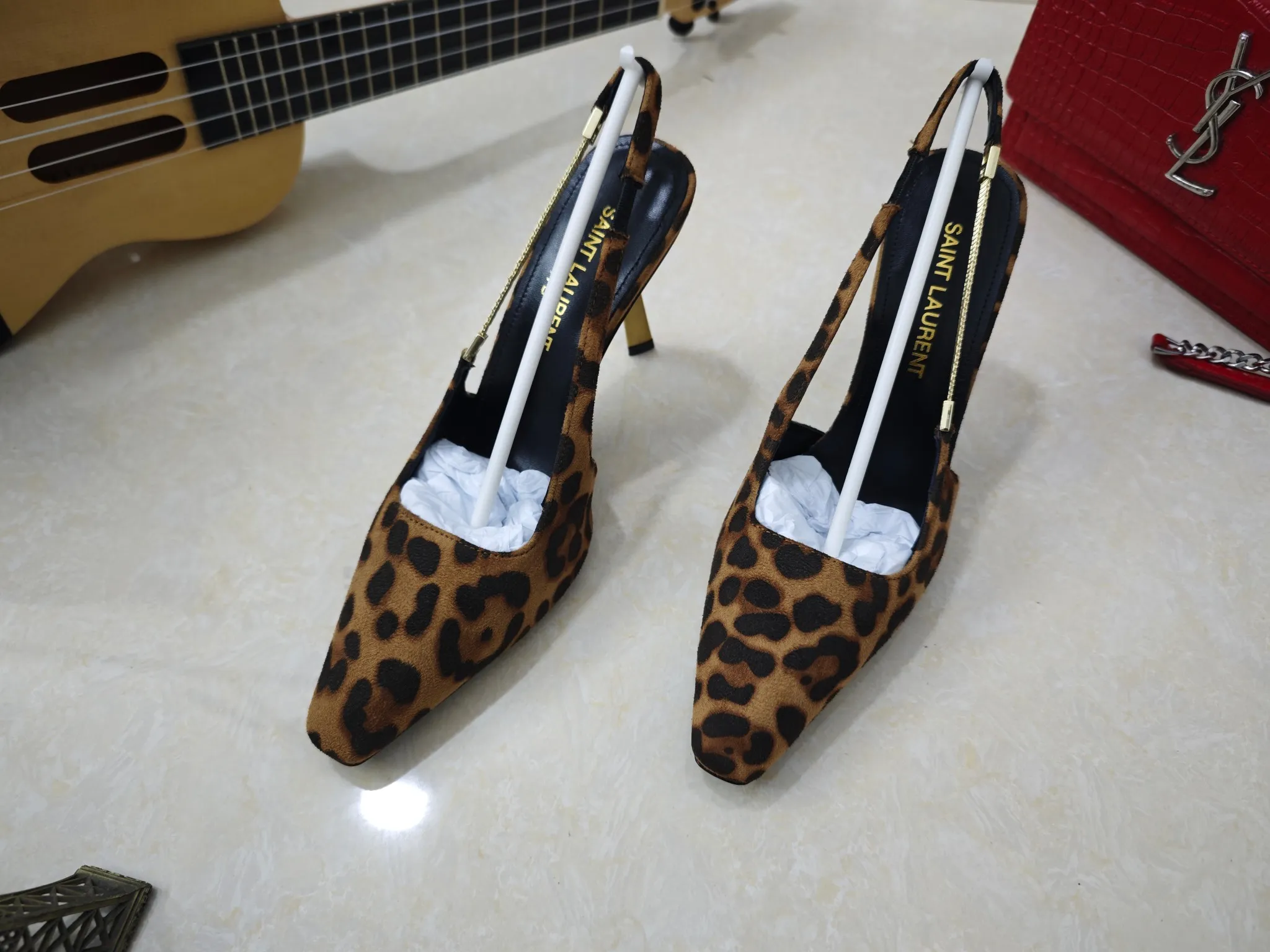 工厂价💰280【Saint Laurent】圣罗兰、高跟ysl字凉鞋💃2024早秋专柜同步最新款、YSL、装饰👠 经典上乘美艳力作 专柜最火春夏系列 兼备气质 时尚 经典耐看的设计风格 😌上脚效果特别美〰️,材料采用🇮🇹意大利进口小黑牛,进口黑漆皮、内里、垫脚;绵羊皮、细跟凉鞋,码数35-41码(34.41.42要定做,不退换)大底;进口真皮大底、配专柜全套包装