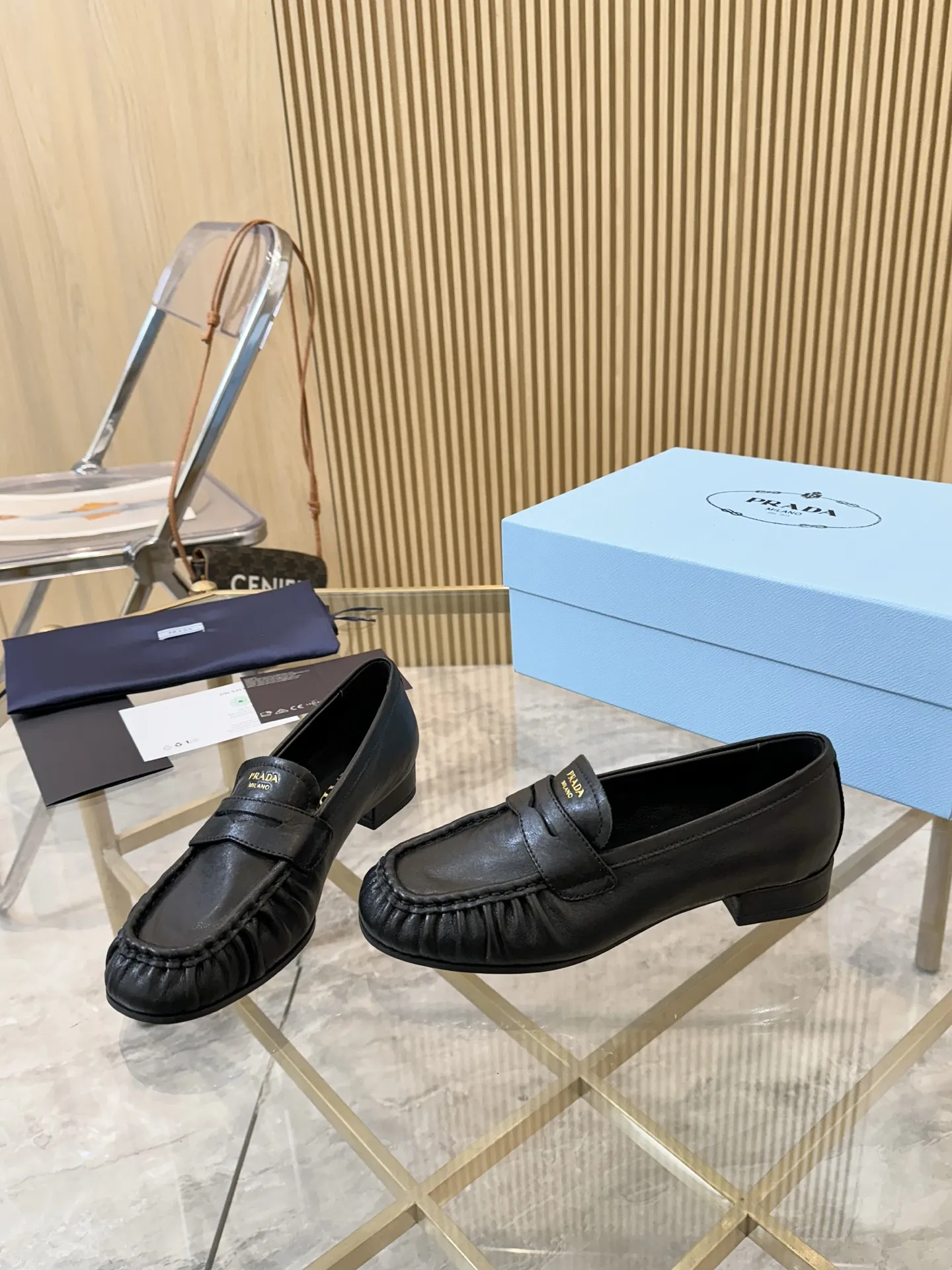 P250.皮面+20 size:35-42(41.42定制) 普拉达褶皱乐福鞋,深棕皮革+褶皱设计,复古又时髦!鞋面柔软,平底超舒适,通勤休闲都能轻松驾驭 。金属Logo点缀,品牌感满满,英伦风一脚蹬,穿脱超方便~无论搭西装裤还是牛仔裤,都能轻松打造随性高级感,是秋冬百搭神器