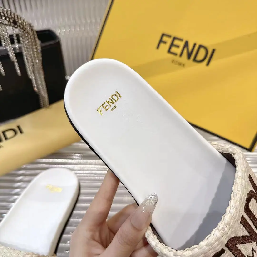 💰180元Fendi 25ss 芬迪系列平底拖鞋 每年必备FF拖今年还加了新的系列，美到无法言喻 绝好的穿着舒适感可是经典必备，各种风格搭配都Hold的住！ ▪面料：进口原版编织 ▪内里：羊皮 ▪跟高：平底/3cm ▪鞋底：原版开模生胶底 ▪Size：35-39（40.41定做）