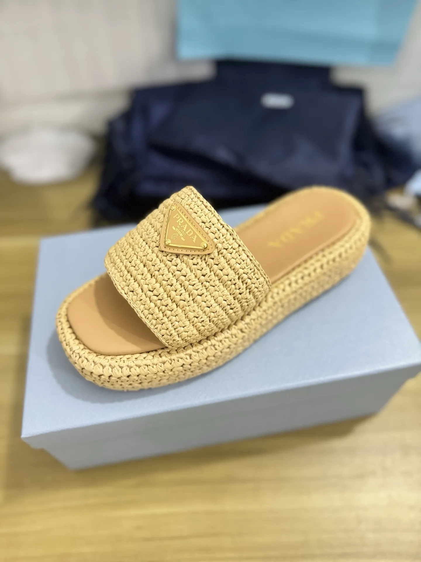 出厂价💰230🔥普拉达新款编织鞋草编凉拖鞋! 今年流行的草编系列,懒人必备拖鞋上脚是如此的好看了,这款纯手工编织的太爱了 编织拖鞋 进入炎热仲夏,更想袒露心迹,“若隐若现”的草编包、草编鞋🔥火上街头,满载夏日风采。穿上它,从心情上给自己“降降温”!夏日的到来,闷热的天气让人总是穿不住包覆整个脚的包鞋,但拖鞋、凉鞋又非常挑场合,因此这时候正适合来一双草编拖鞋。复古带着时尚、又不失随性感,脚一踩就能出门,透气材质加上草编的凉感,脚感温度感觉仿佛降了一度,完全就是夏日的懒人时尚配件。 ✅鞋面:原版纯手工编织 ✅鞋垫:透气羊皮 ✅鞋底:树纹组合/防滑橡胶底 ✅码数:35-42
