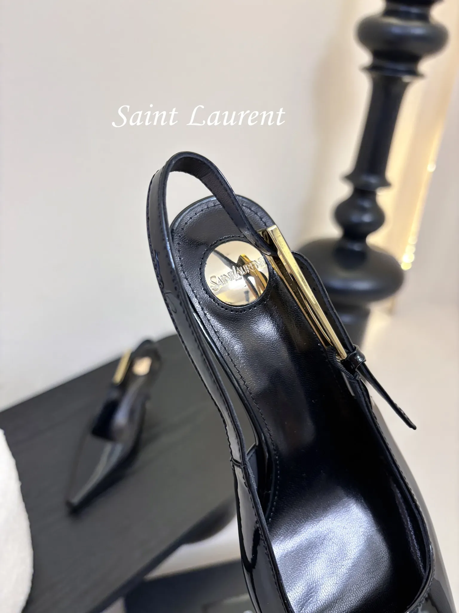 💰270 独家爆品 Saint Lauren* 小金条高跟鞋 依日延续以往的高级和优雅ysl 小金条鞋跟真的太好看啦！ Saint Laurent 方形尖头露跟高跟鞋 小金条鞋跟真的充分突显利落极简 年会聚会party必备 秒杀全场款 太吸睛了 鞋面：定制牛漆皮 大底：真皮大底 跟高：6.5CM 码数：35-40（40定制不退换